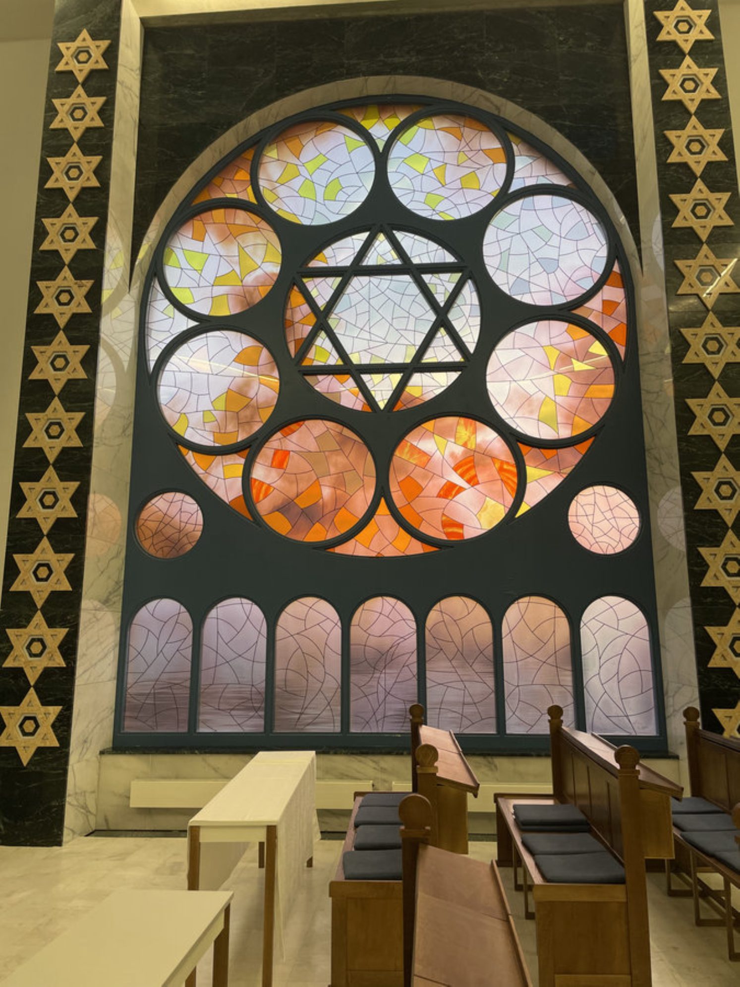 Оригинальные витражи, к сожалению, не сохранились, но их постарались воссоздать по архивным снимкам. Автор фото: Анастасия Рейзес