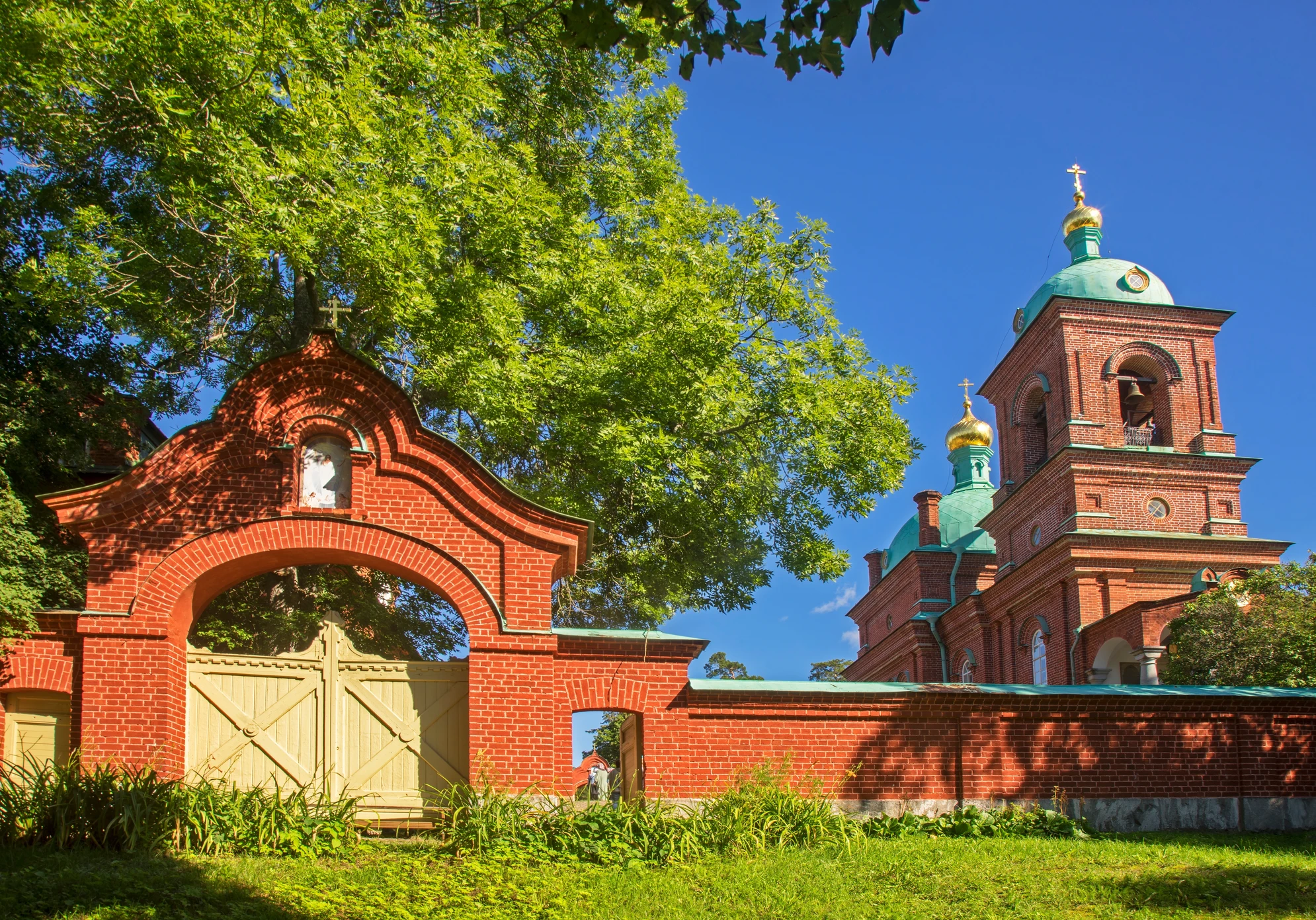 Воскресенский скит расположен на берегу Большой Никоновской бухты, главной гавани Валаама, в том месте, где, согласно Валаамскому преданию, святой апостол Андрей Первозванный воздвиг каменный крест. Источник: Shutterstock