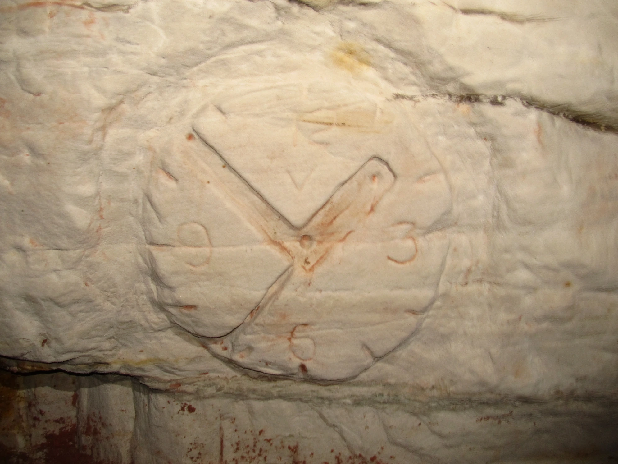 Барельеф «Часы», вырезанный прямо в песчанике на одной из стен