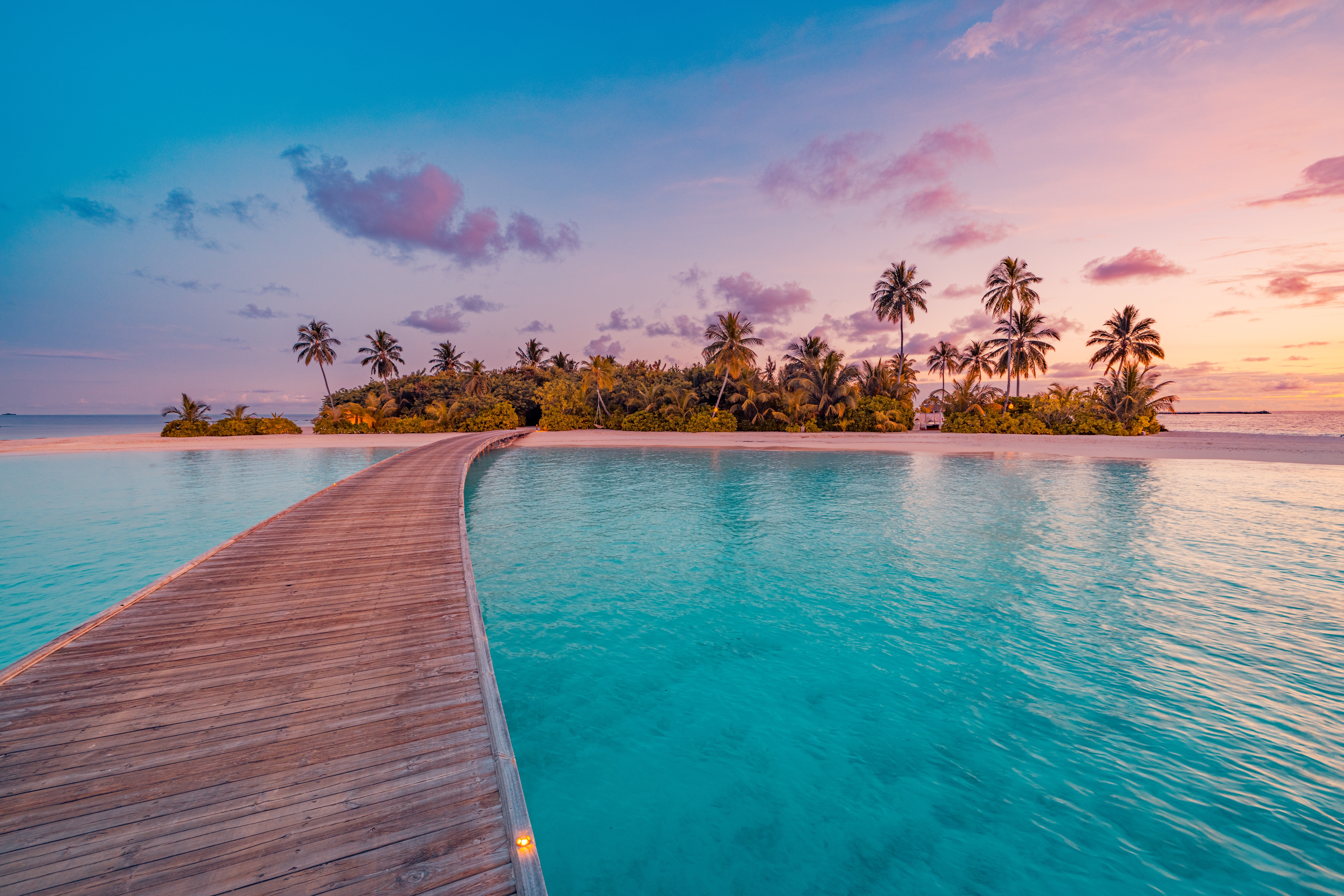 Пирс и тропический пляж на закате, Мальдивы. Источник: Shutterstock