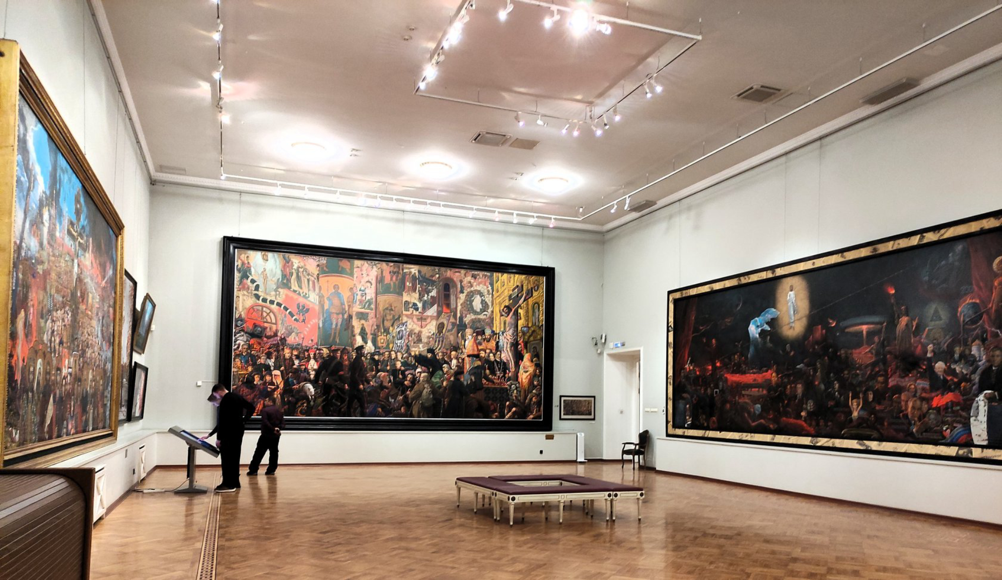 Один из залов картинной галереи И. Глазунова. Автор фото: Любовь Федорова