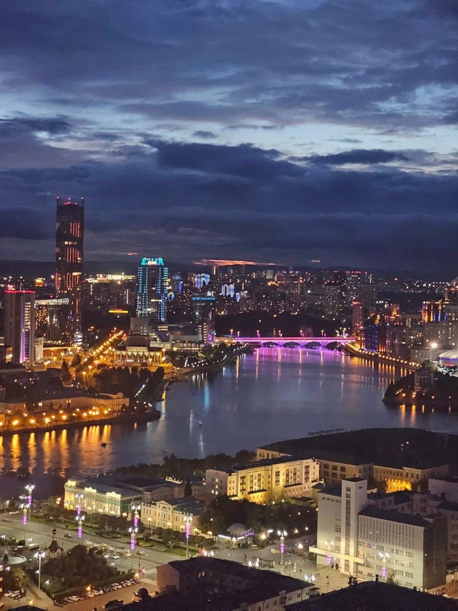 Вид на вечерний Екатеринбург из ресторана «Влади BAR».Автор фото: Любовь Федорова