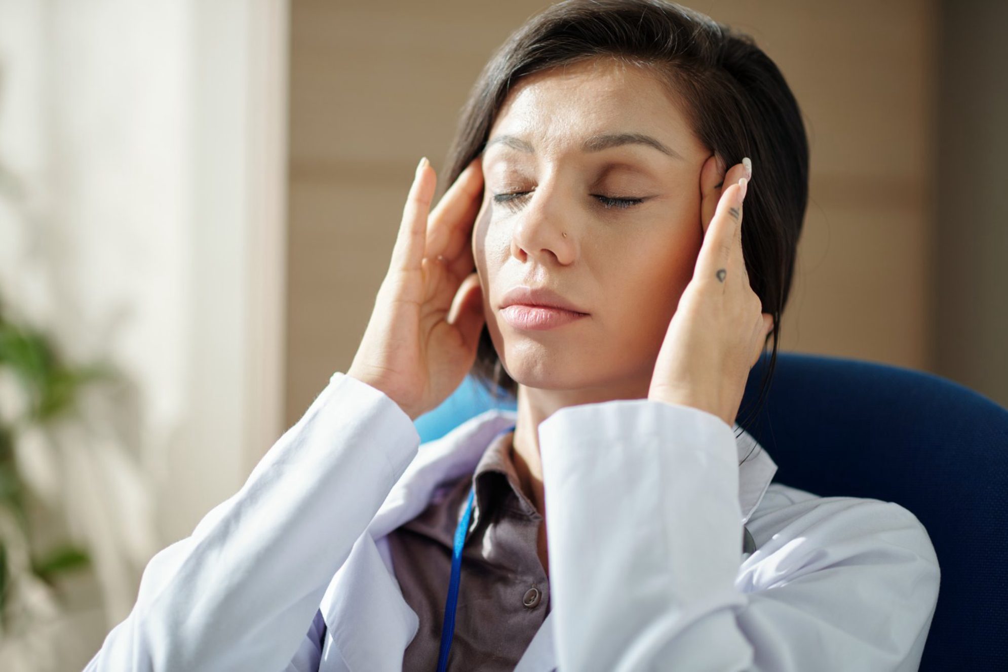 От боли в голове положите в аптечку препараты, которые помогут купировать симптомы. Источник фото: elements.envato.com