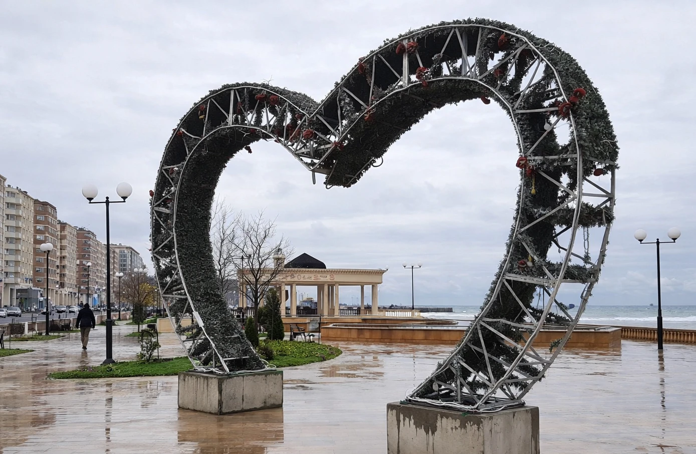 Фотозона в виде сердца на берегу Каспийского моря, в ночное время выглядит симпатичнее