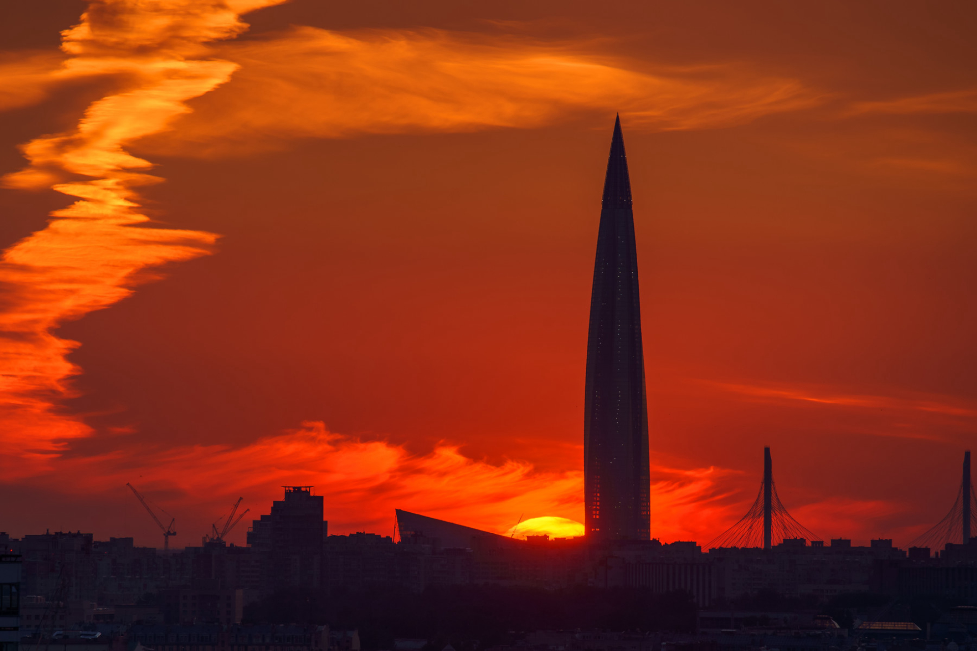 Силуэт небоскреба на закате. Источник: Shutterstock