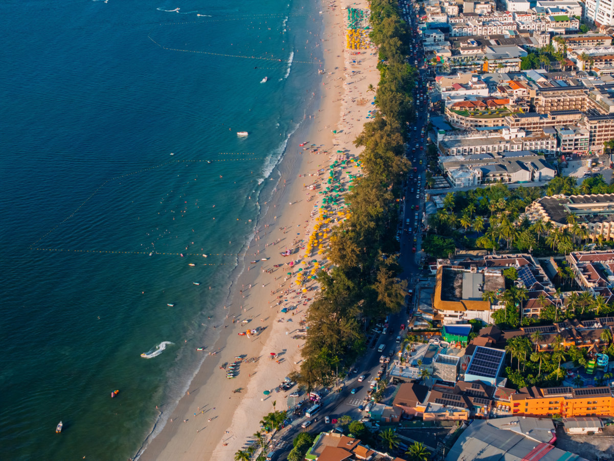 Вид с воздуха на оживленное побережье пляжа Патонг на острове Пхукет, Таиланд Shutterstock.