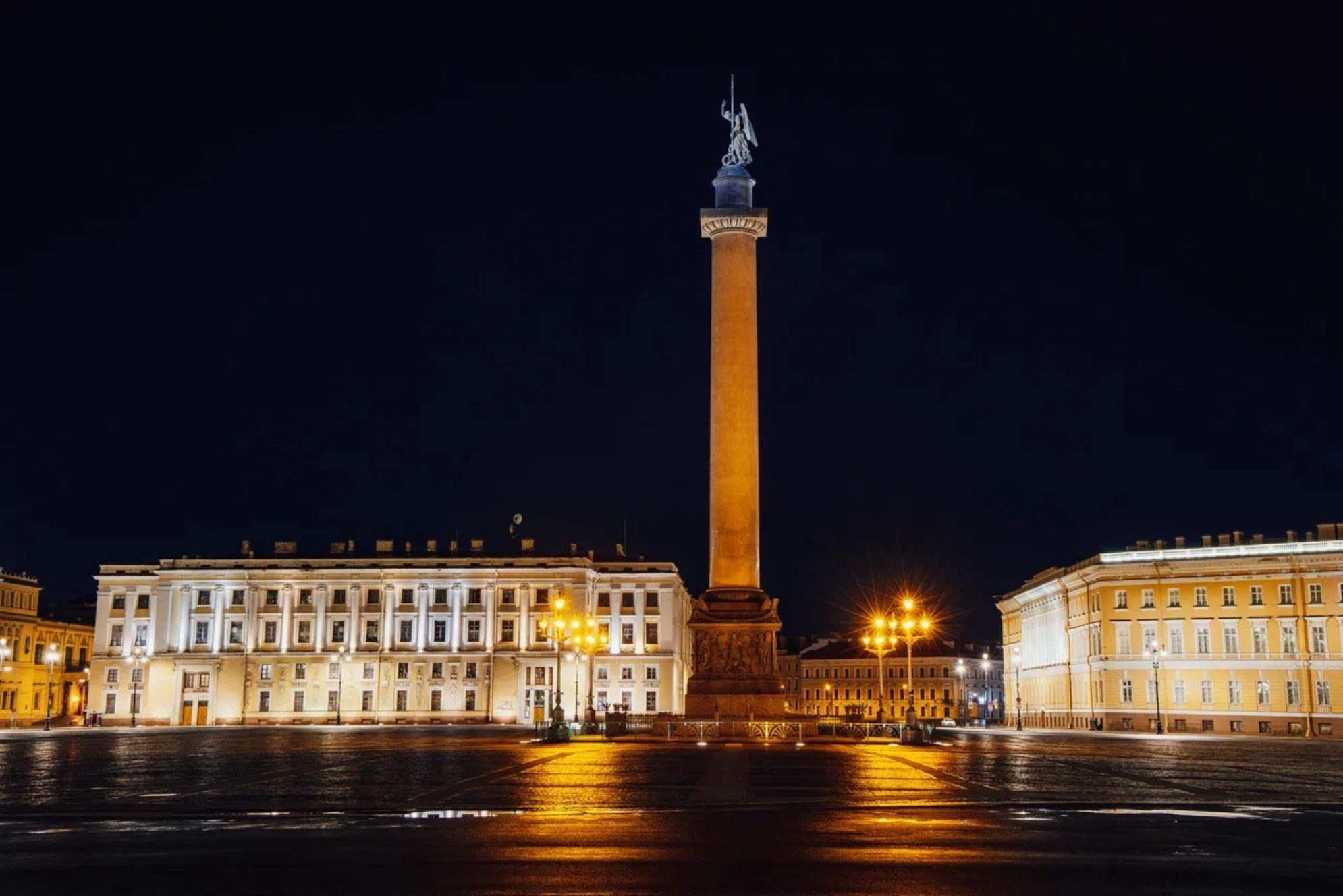 Александровская колонна в ночи.Источник фото:Лицензионный фотобанк СПб ГБУ "ГТИБ"