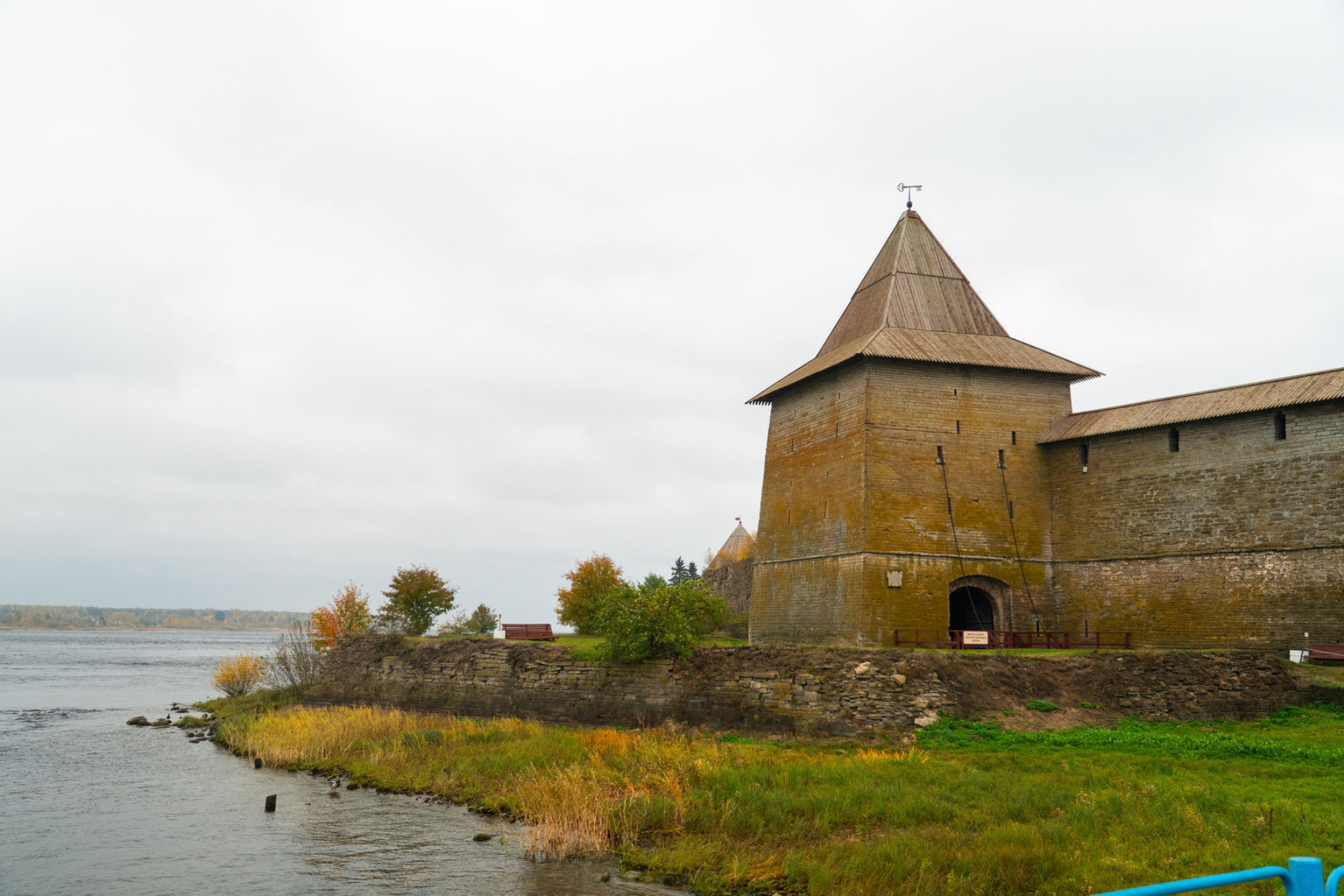 Башня и стена крепости Орешек. Источник: Shutterstock