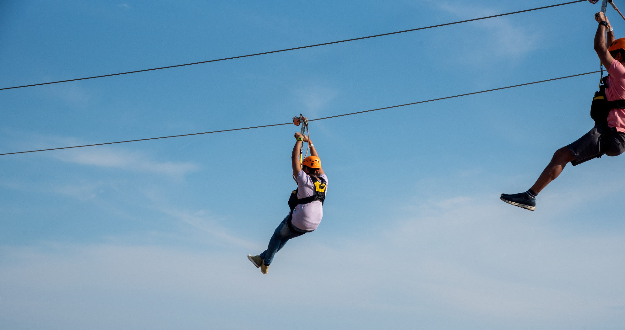 Зиплайн - спуск по стальному канату с помощью роликового устройства под действием гравитации. Источник: Shutterstock