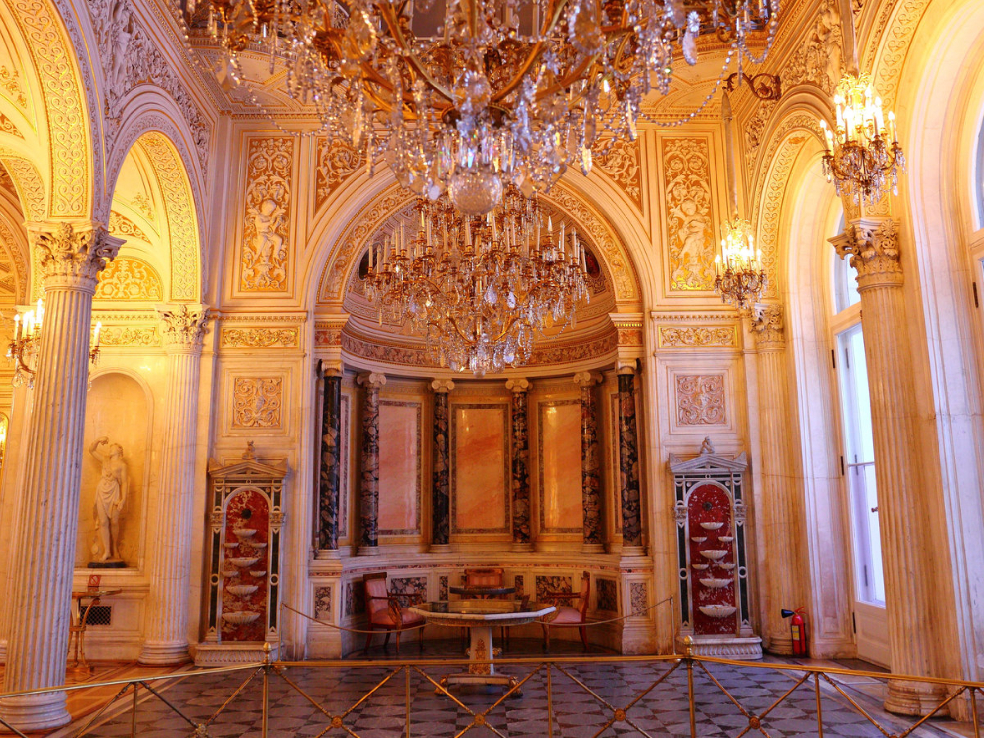 Любоваться красотой Тронного зала лучше в утренние и вечерние часы. Источник: Shutterstock