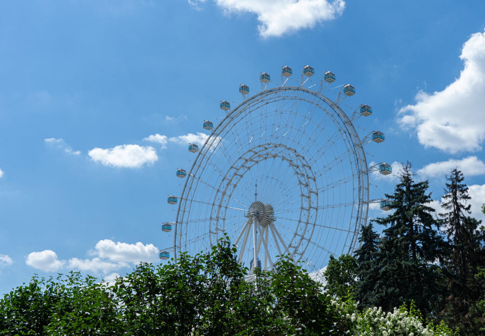 Солнце Москвы - панорамное колесо обозрения на ВДНХ. Источник: Shutterstock