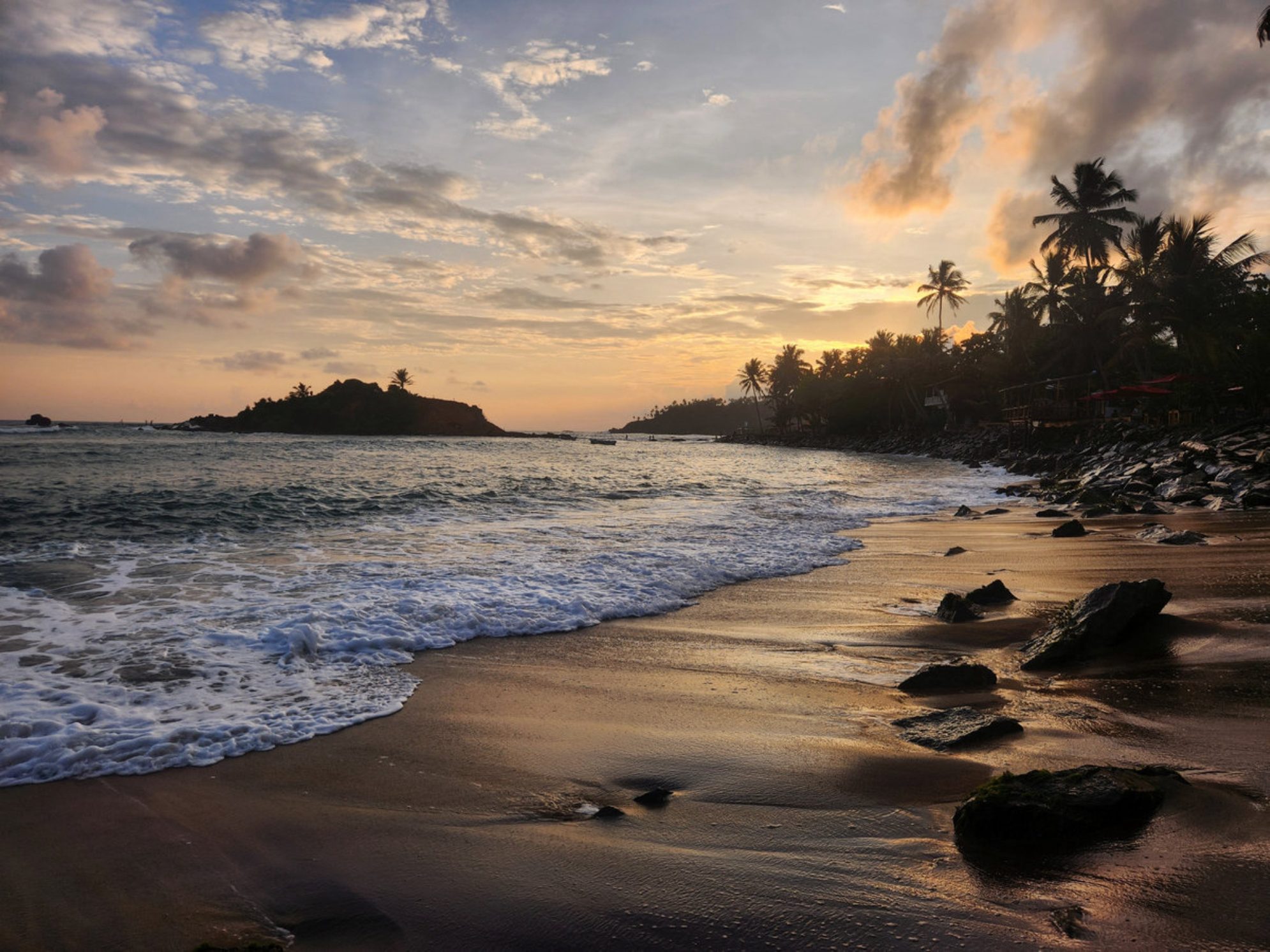 Красивый закат над пляжем Мирисса. Источник фото: shutterstock.com