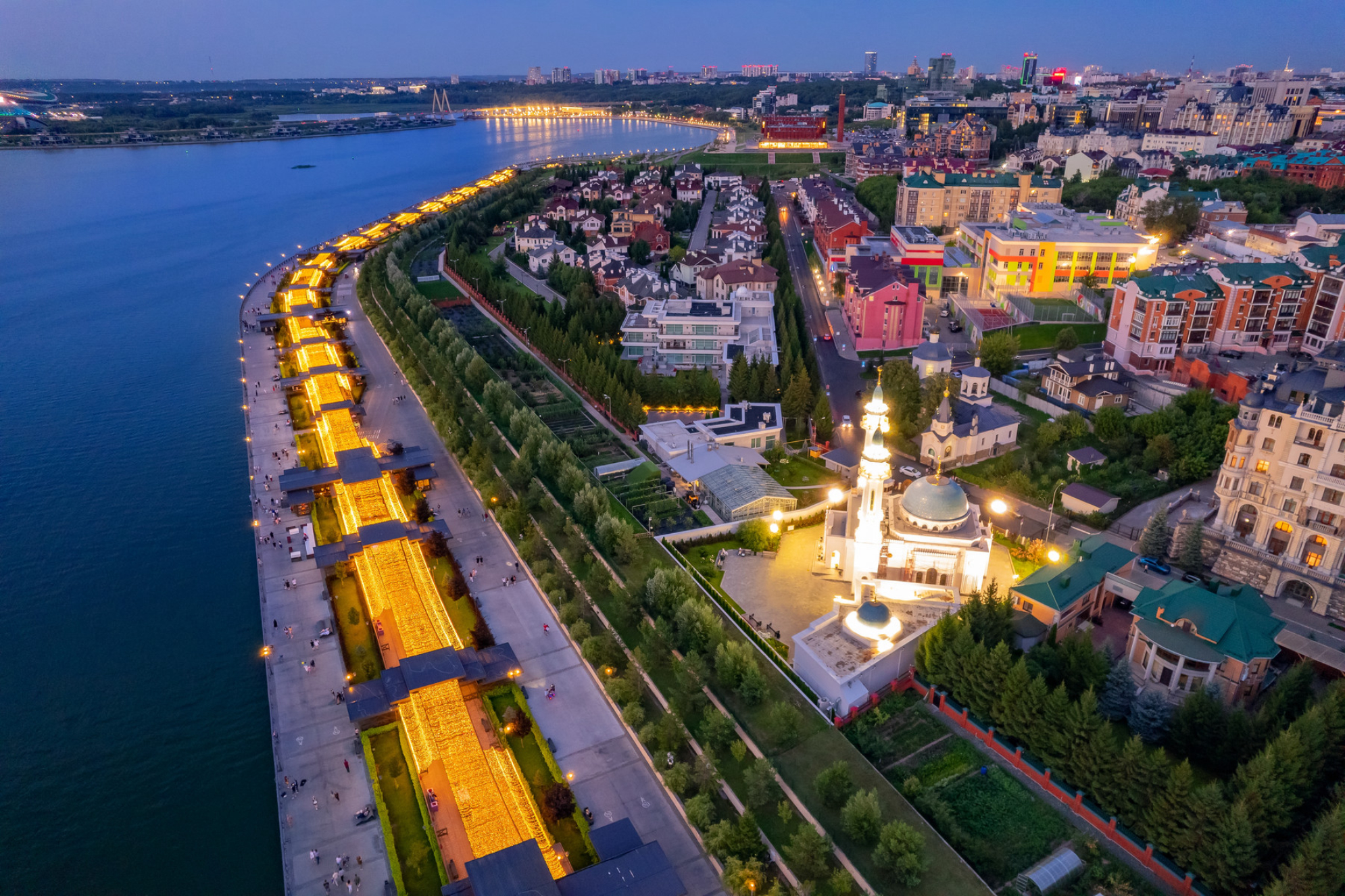Вид на вечернюю Казань, утопающую в огнях. Источник: Shutterstock