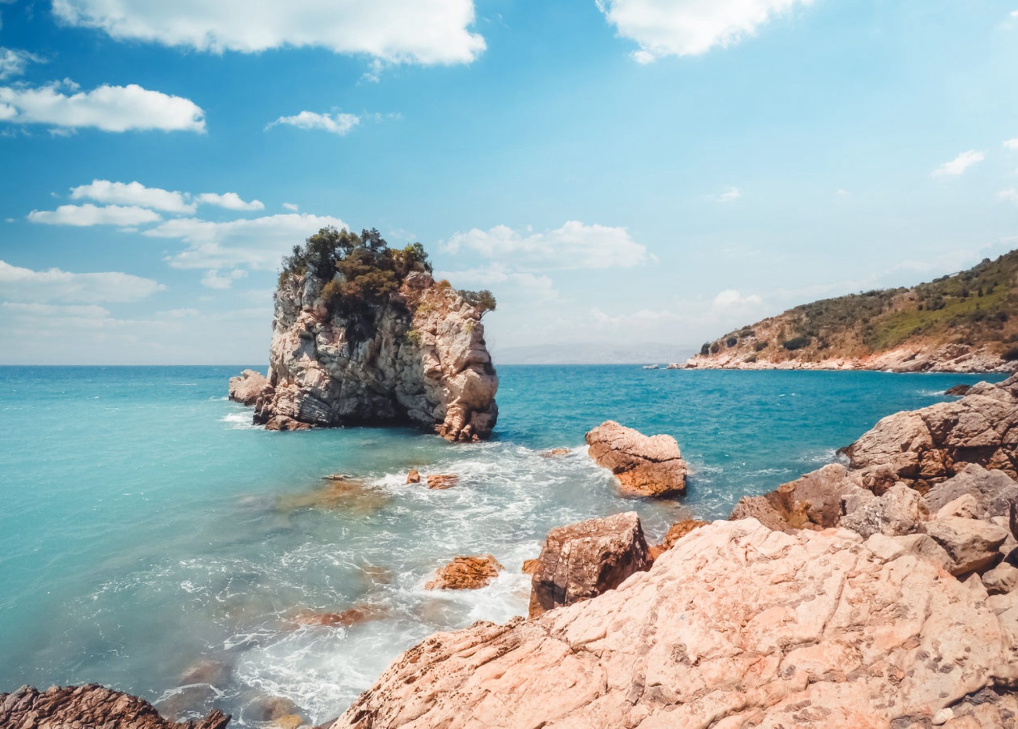 Албания по красоте природы не уступает Греции, но зато цены здесь гораздо дешевле. Источник: Shutterstock