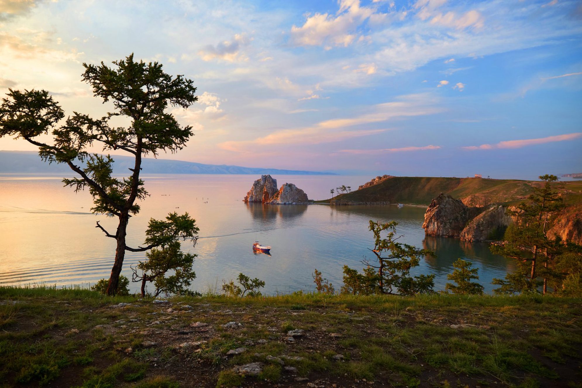 Остров Ольхон и озеро Байкал. Источник фото: elements.envato.com