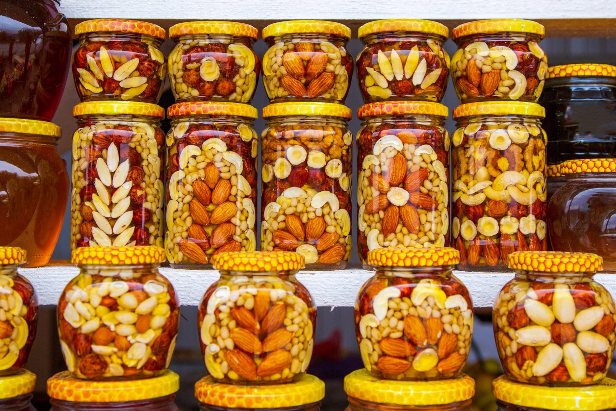 Орехи с медом прекрасно подойдут для сладкоежек и тех, кто старается кушать правильные сладости. Shutterstock