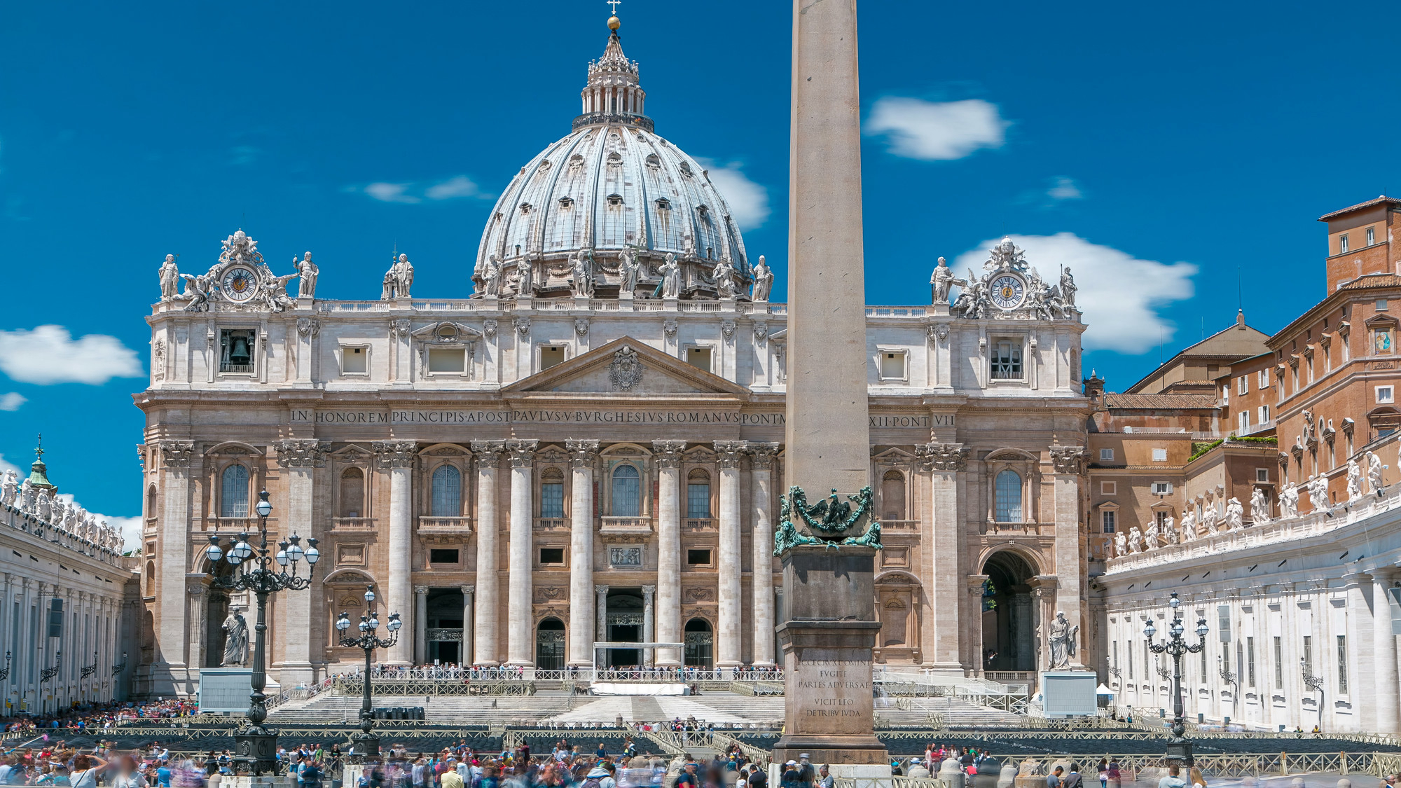 Площадь Святого Петра, полная туристов с базиликой Святого Петра и египетским обелиском в пределах Ватикана. Источник: Shutterstock
