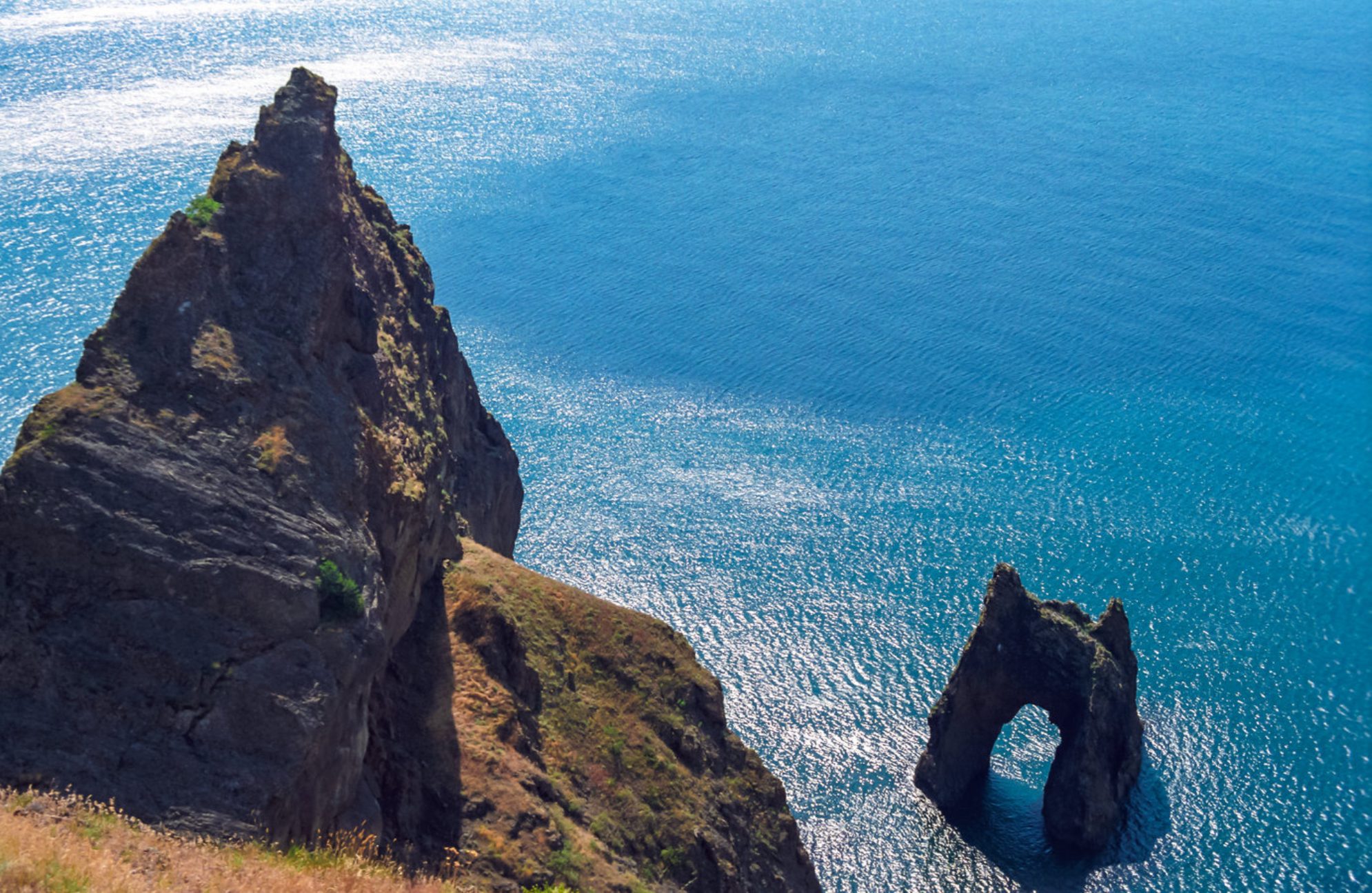 Скала «Золотые ворота» в Карадагском национальном парке. Источник фото: shutterstock.com