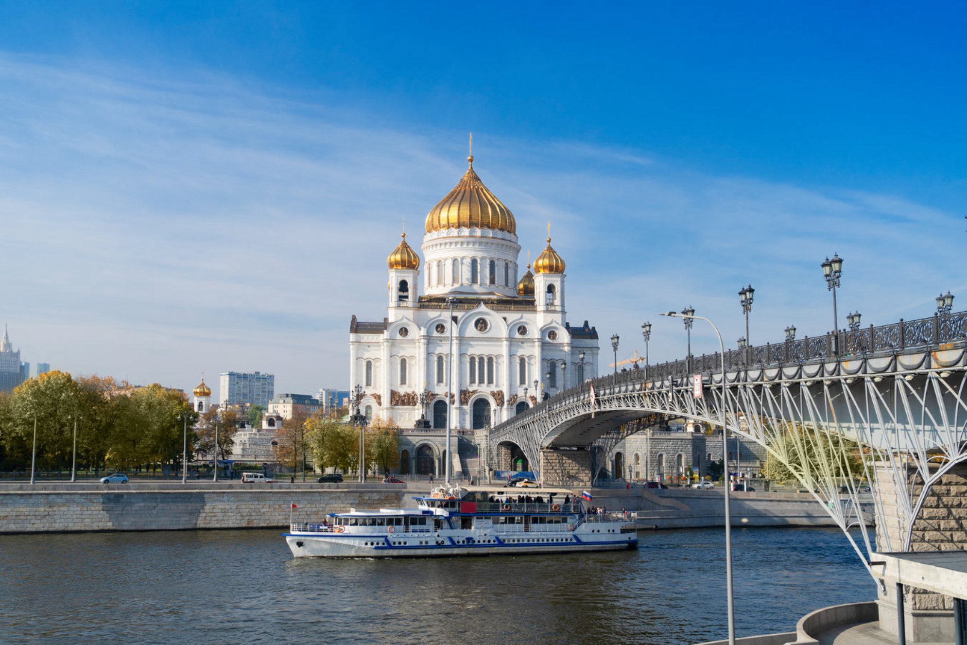 Рядом с мостом - Храм Христа Спасителя shutterstock.com