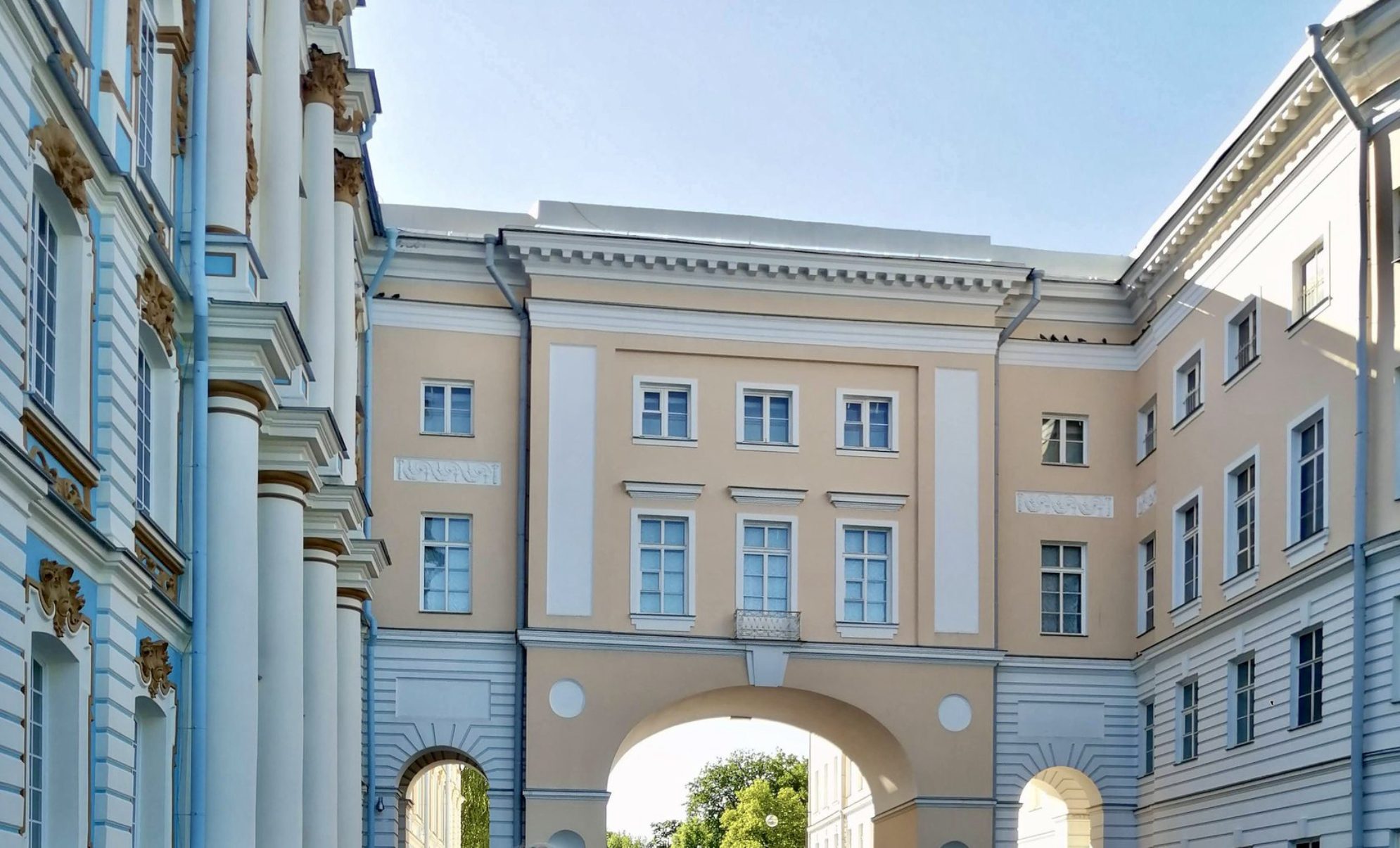 Александровский дворец выглядит скромнее, чем Екатерининский. Однако это не отменяет его исторической значимости. Автор фото: Т.Леднева