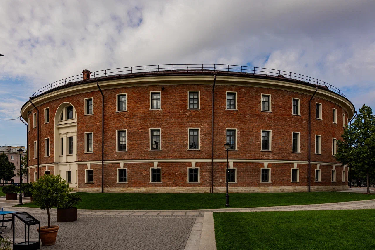 Здание «Бутылка» в Новой Голландии, Санкт-Петербург.Источник фото: disk.yandex.ruАвтор фото: Лицензионный фотобанк СПб ГБУ "ГТИБ"