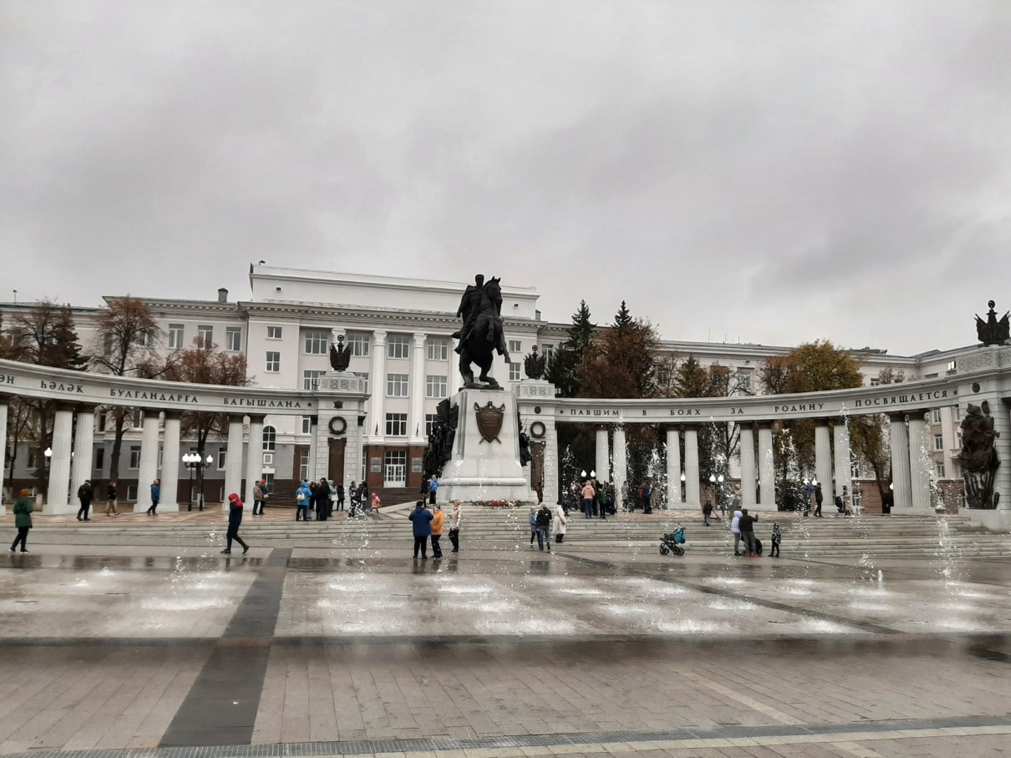 Памятник Минигали Шаймуратову на Советской площади. Автор фото: Ирина Дорофеева