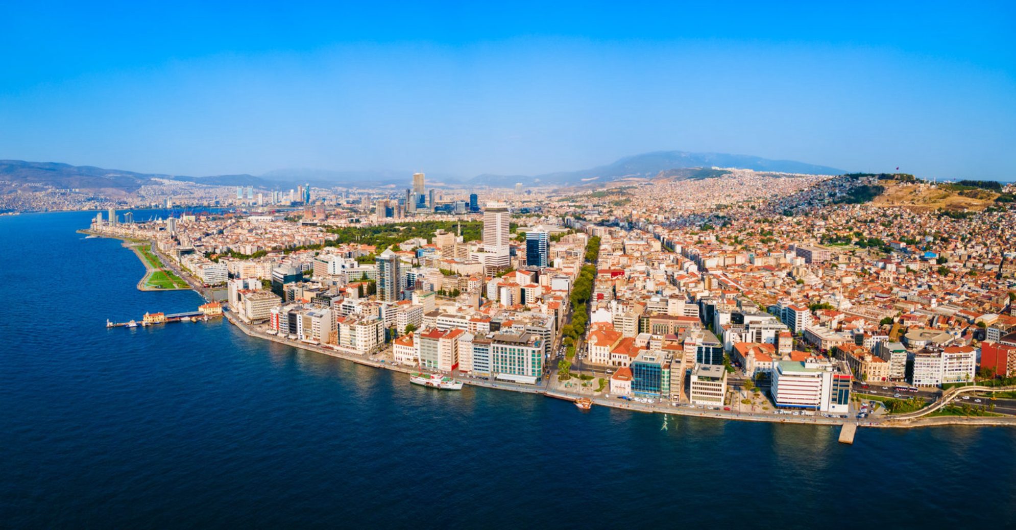 Панорамный вид с воды на город Измир в Турции. Источник: shutterstock.com