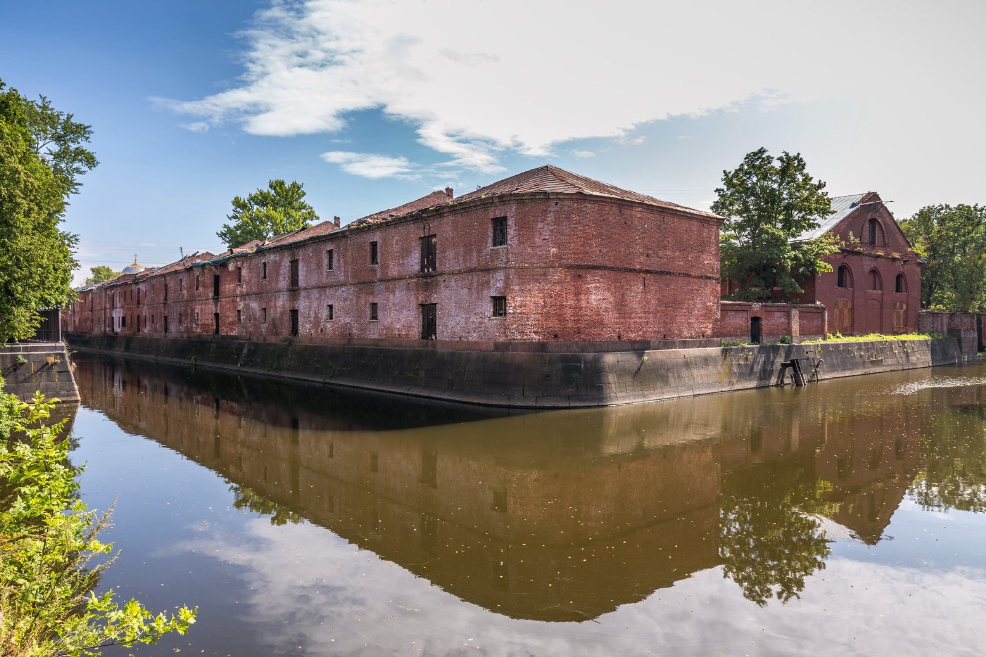 Обводный канал - это живая часть города, вдоль которой можно увидеть Кронштадт таким, каким он был 200 лет назад Shutterstock.
