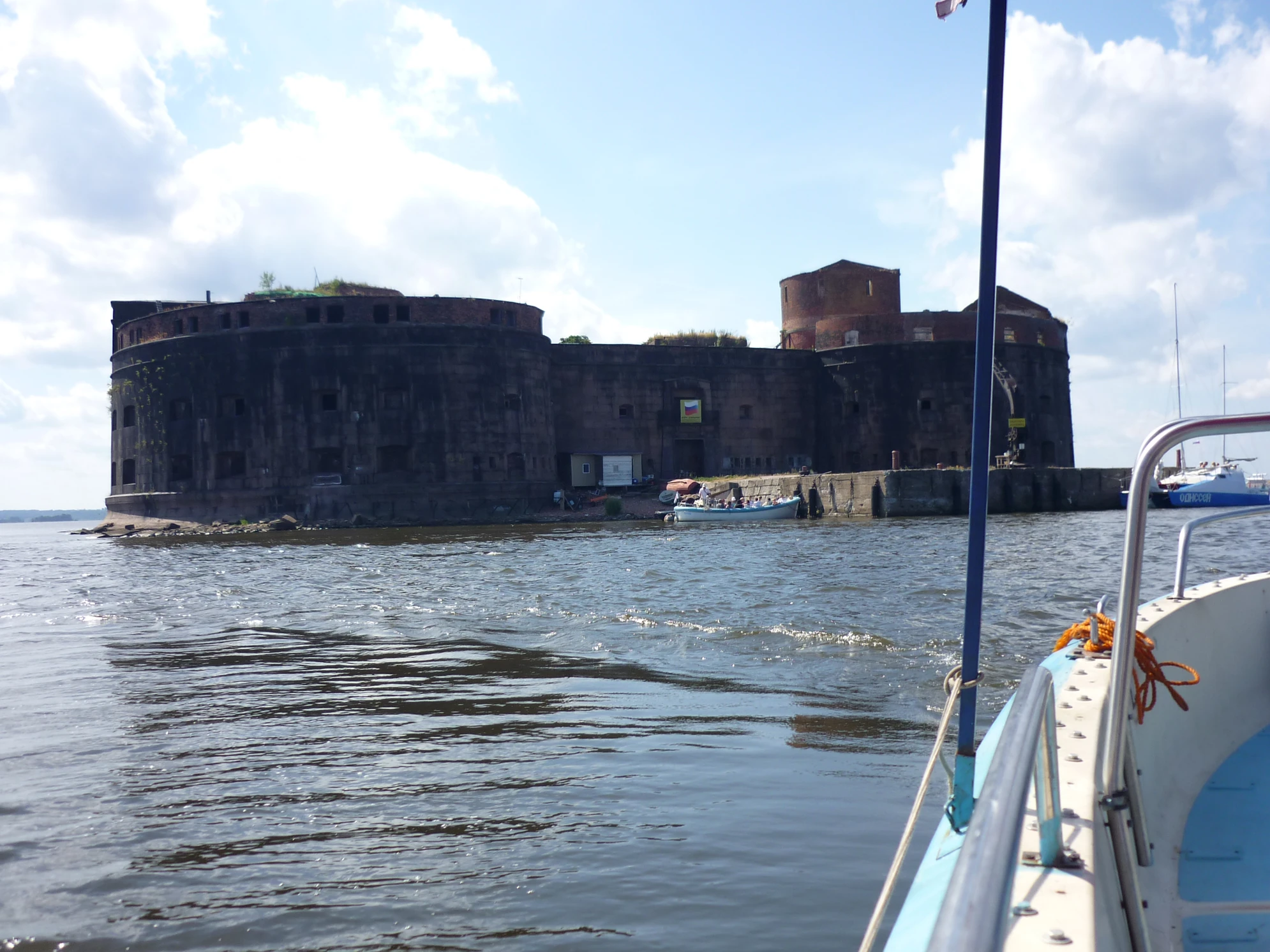 При приближении на лодке Чумной производит мрачное и монументальное впечатление, напоминая знаменитый французский «Форт Боярд»