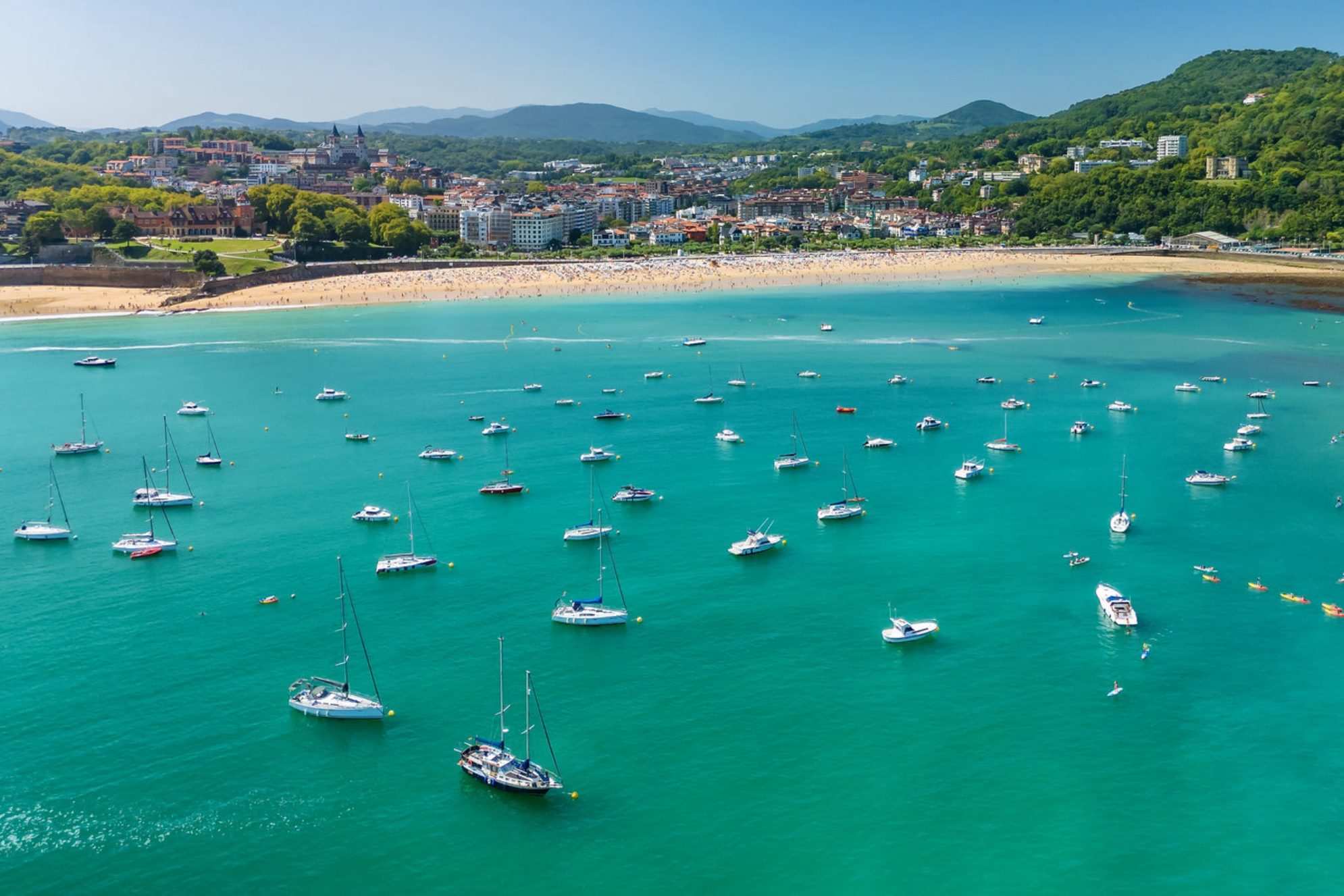 Бирюзовые воды испанского побережья. shutterstock.com