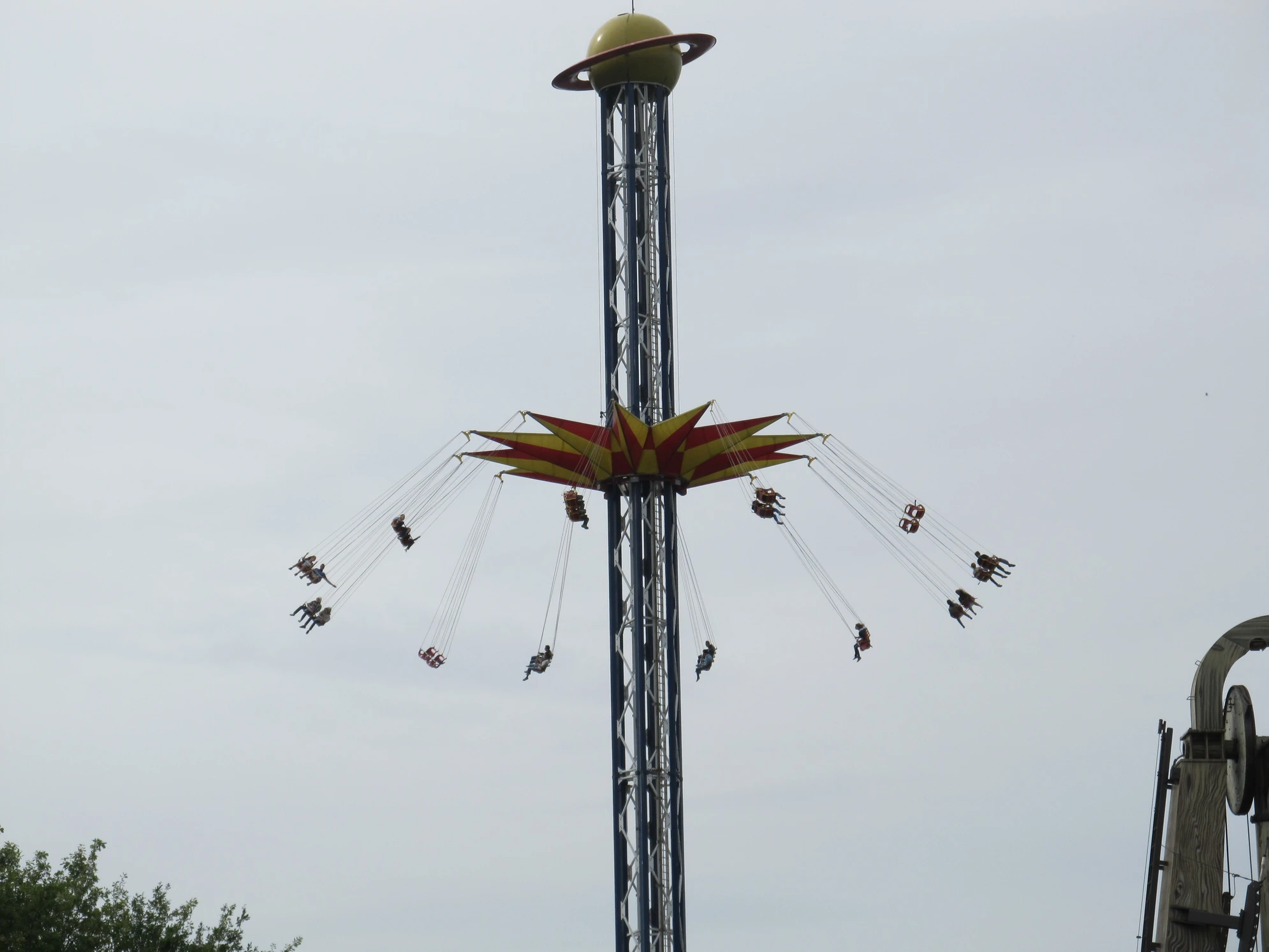 Если захочется более захватывающих ощущений, то обратите внимание на аттракцион «Седьмое небо» - это тоже цепочная карусель, но она поднимает посетителей на высоту около 80 метров.