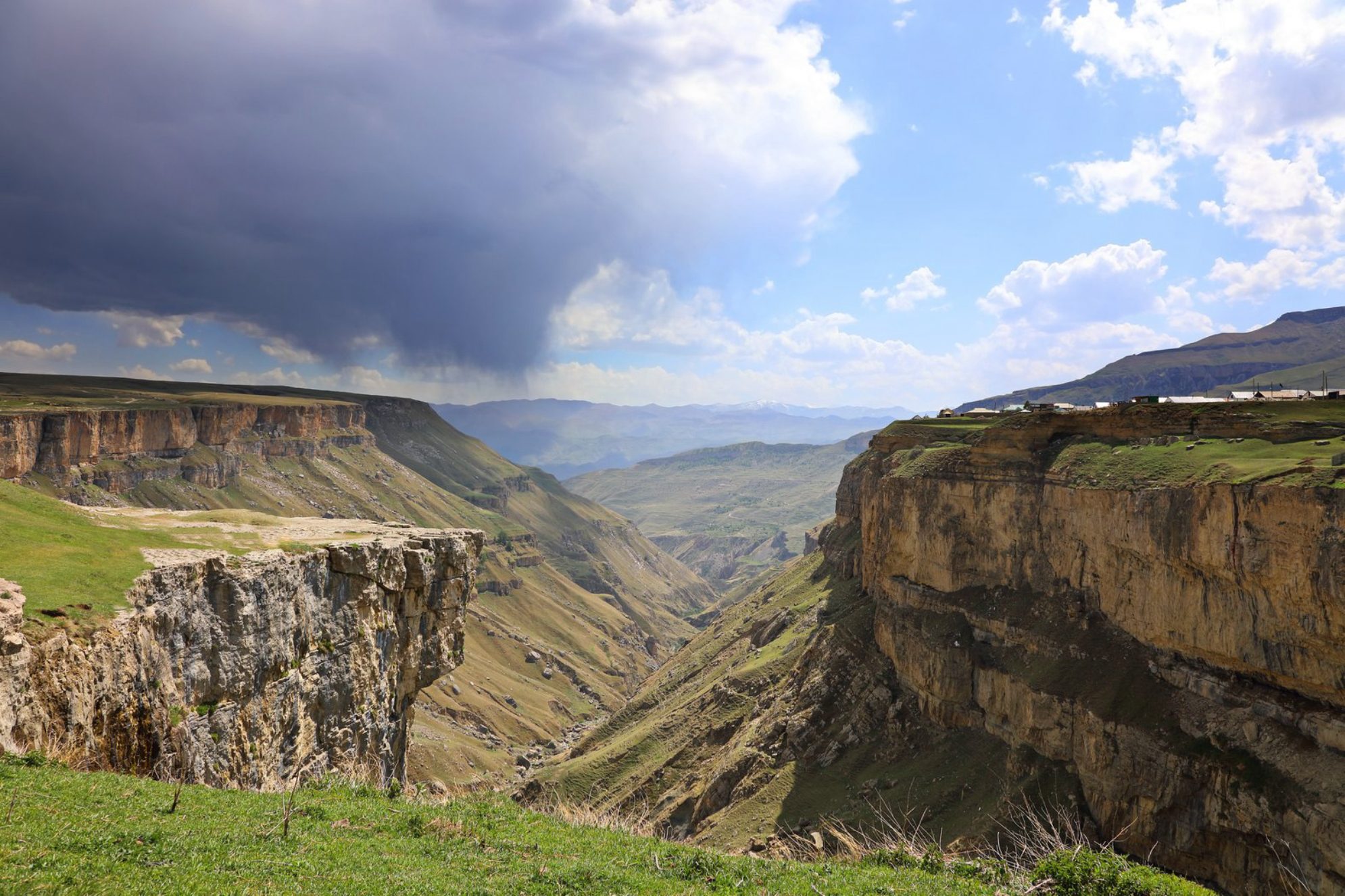 Экскурсии в Дагестане с гидом – это отличный способ познакомиться с богатой историей, культурой и природными красотами региона Shutterstock.