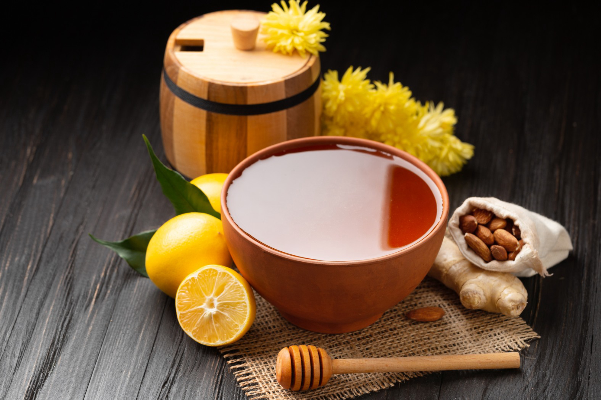 Экскурсия «Попробовать Сочи на вкус» включает дегустацию местного меда, пива, вина, а также улиток и других деликатесов.