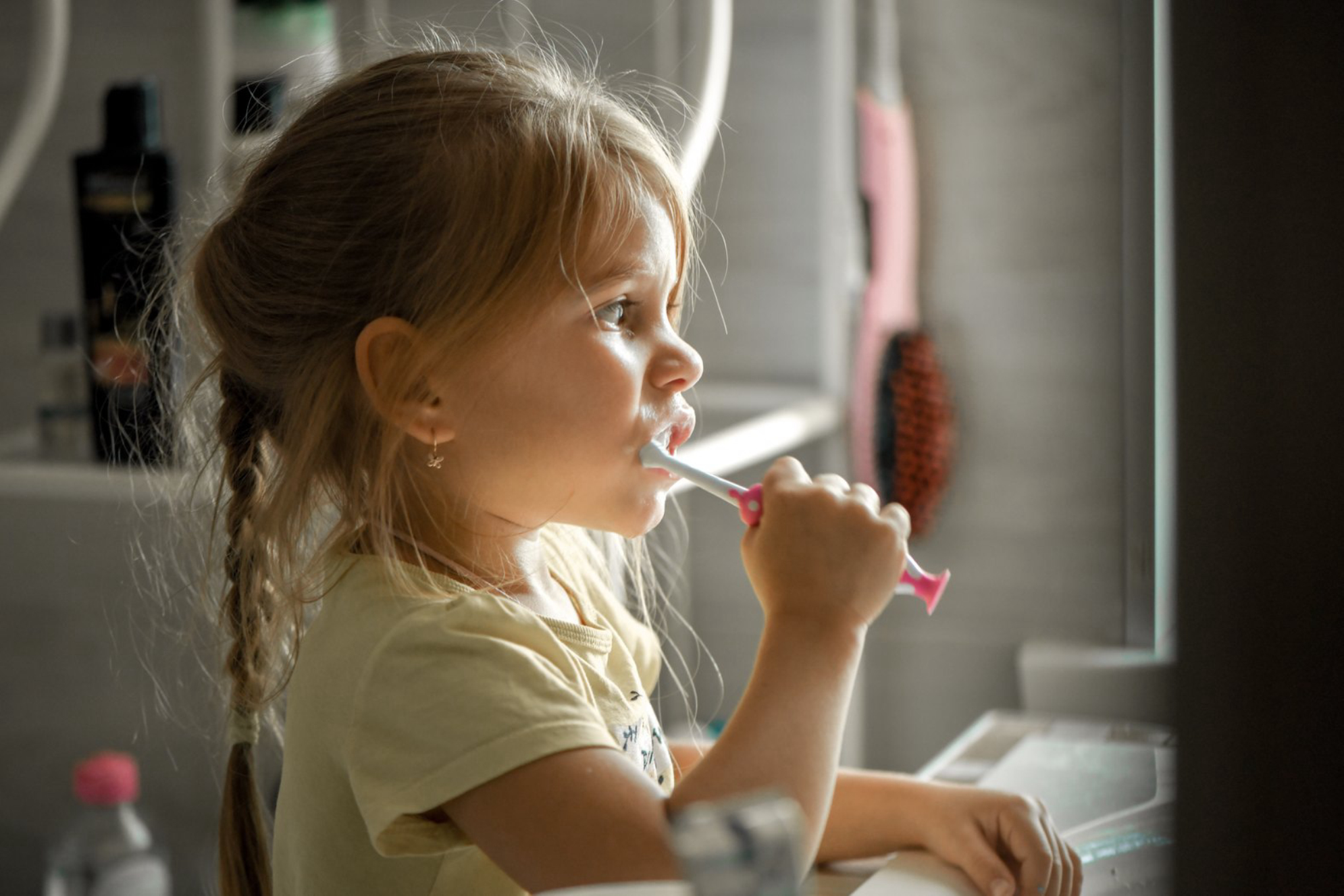 Проверьте, все ли вы взяли, по чек-листу. Часто забывают зубные щетки и гигиенические принадлежности, так как пользуются ими накануне. elements.envato.com.