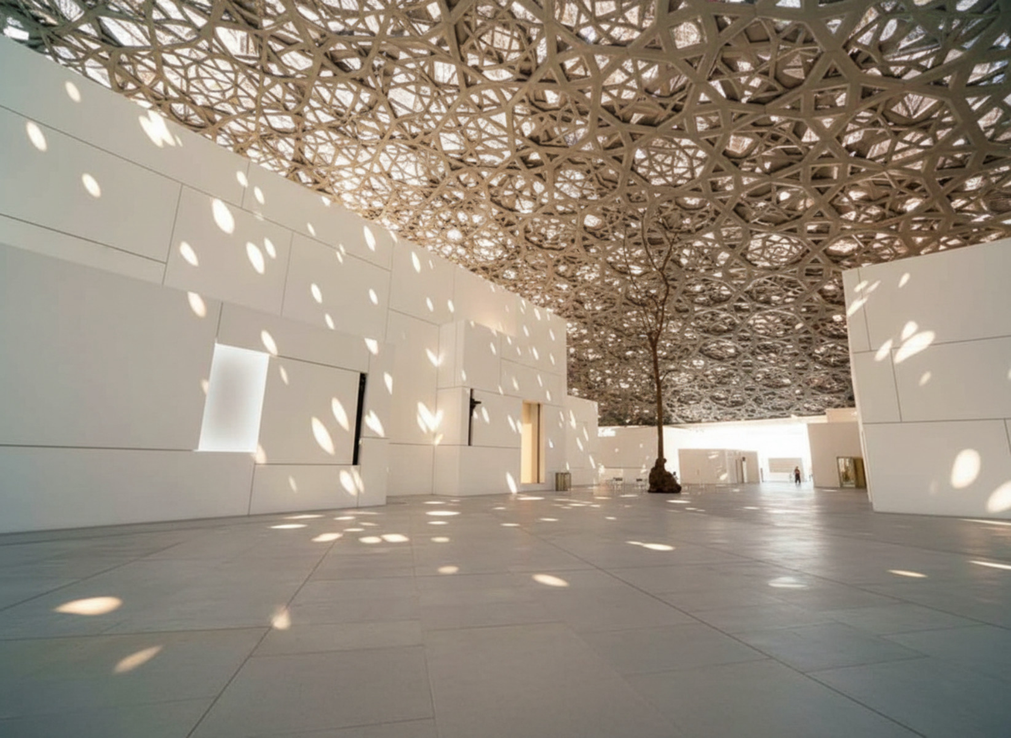 Свет разливается по галерее благодаря специальному устройству крыши комплекса Лувра