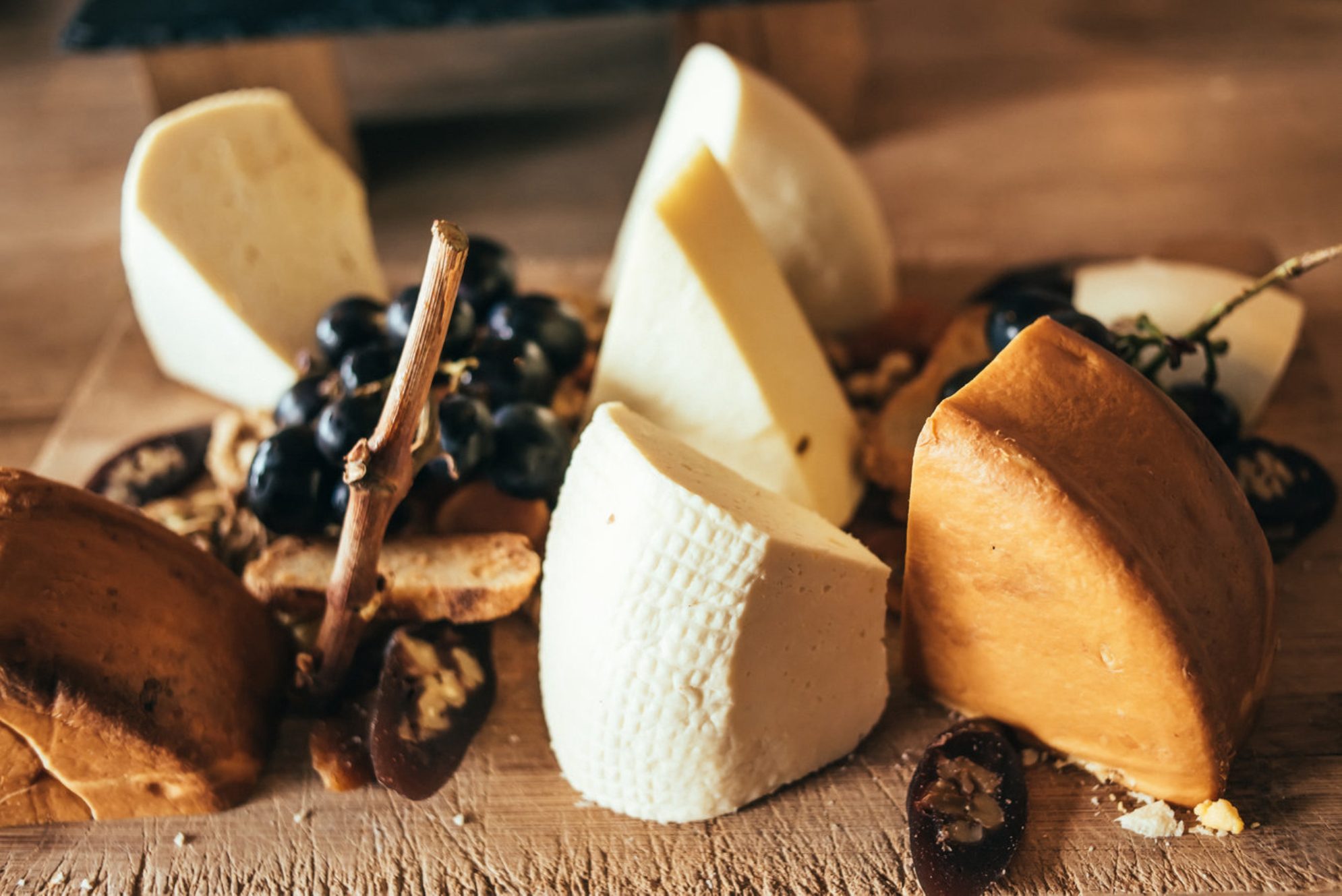 Особое внимание уделите дегустации сыра и хлеба. Источник: Shutterstock