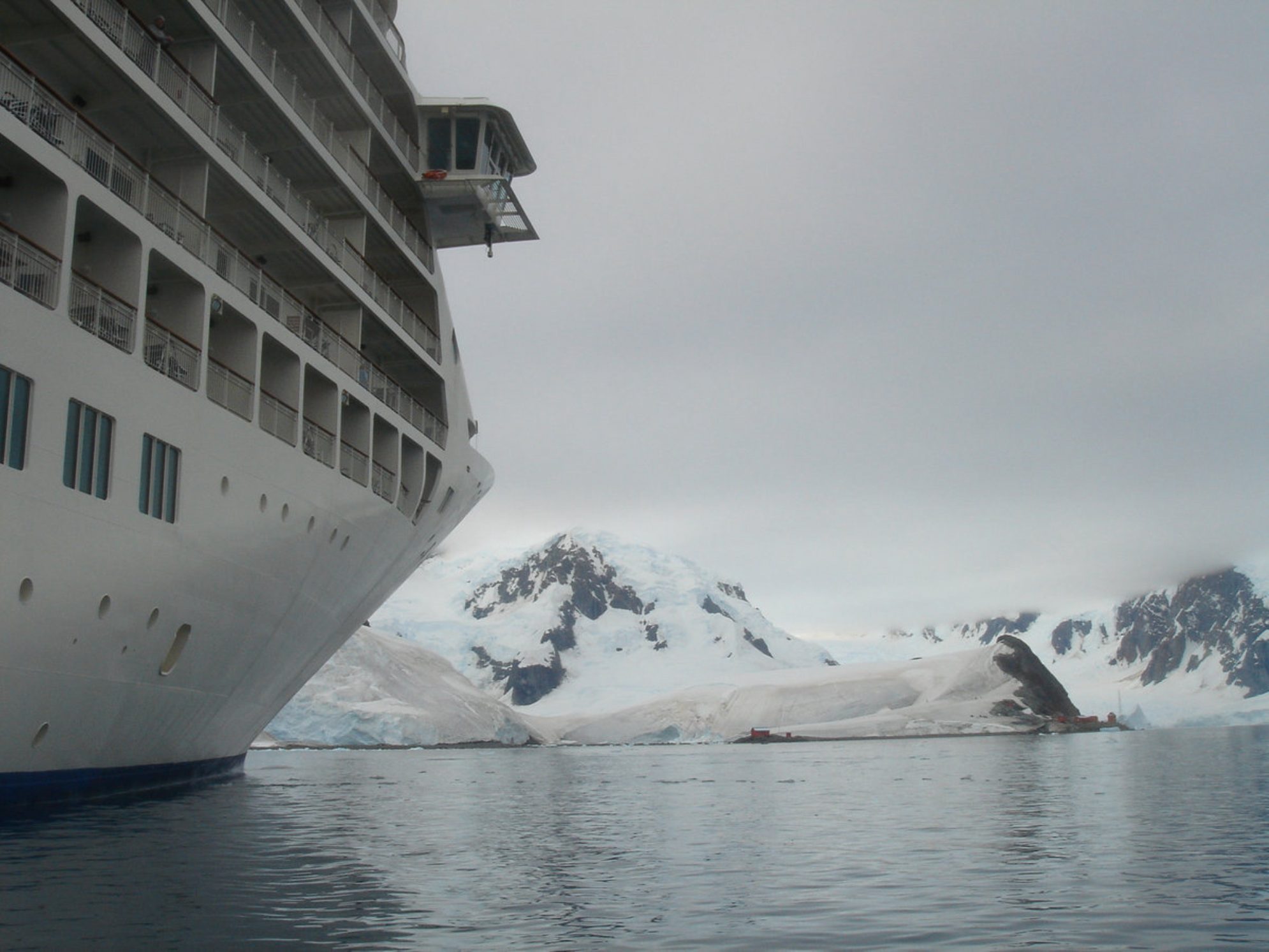 Мировой круизный лайнер в Антарктиде с айсбергами и ледником. shutterstock.com