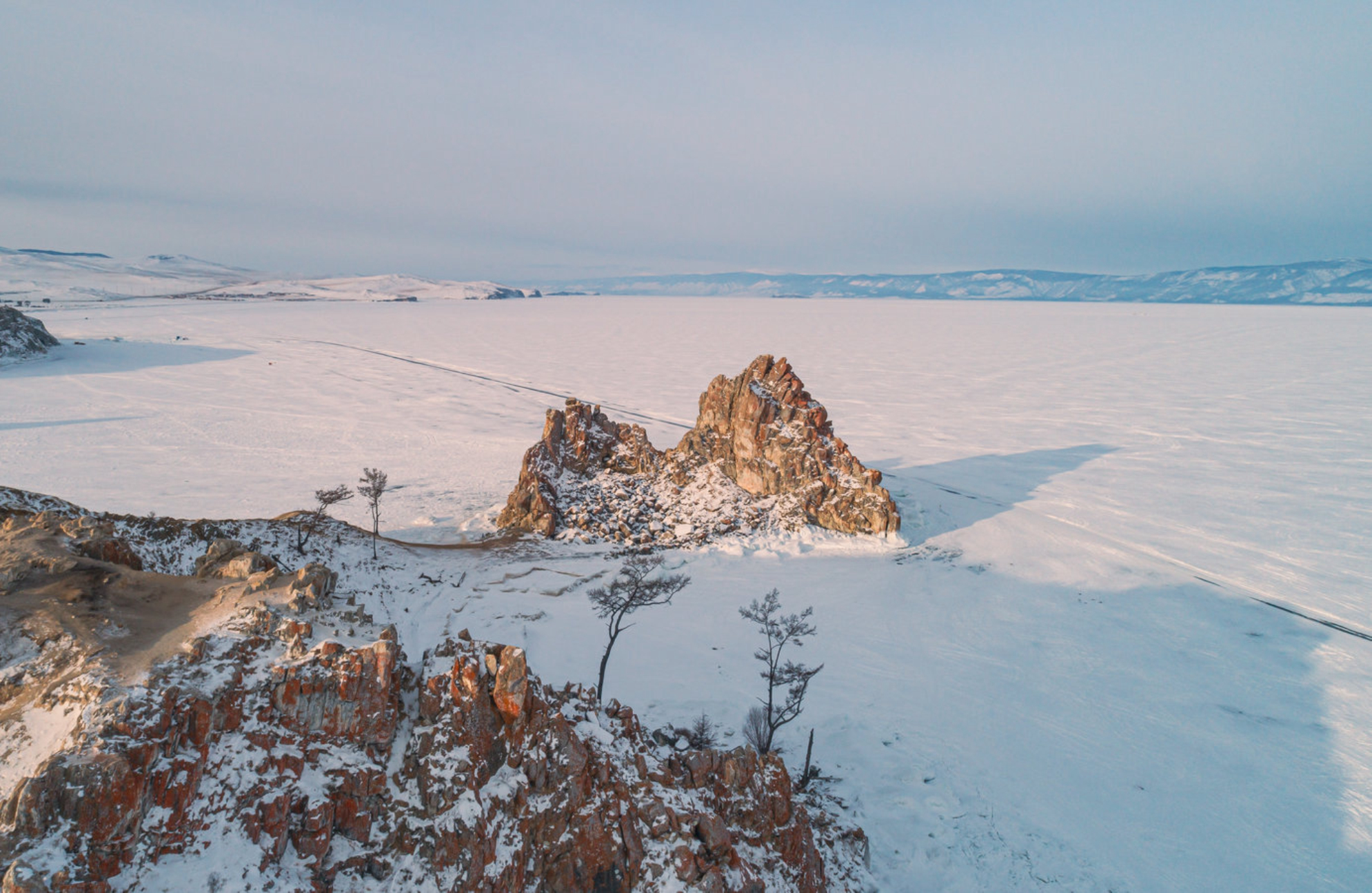 Аэрофотосъемка скалы Шаманка на острове Ольхон на закате. Байкал, Сибирь, Россия. Источник: Shutterstock