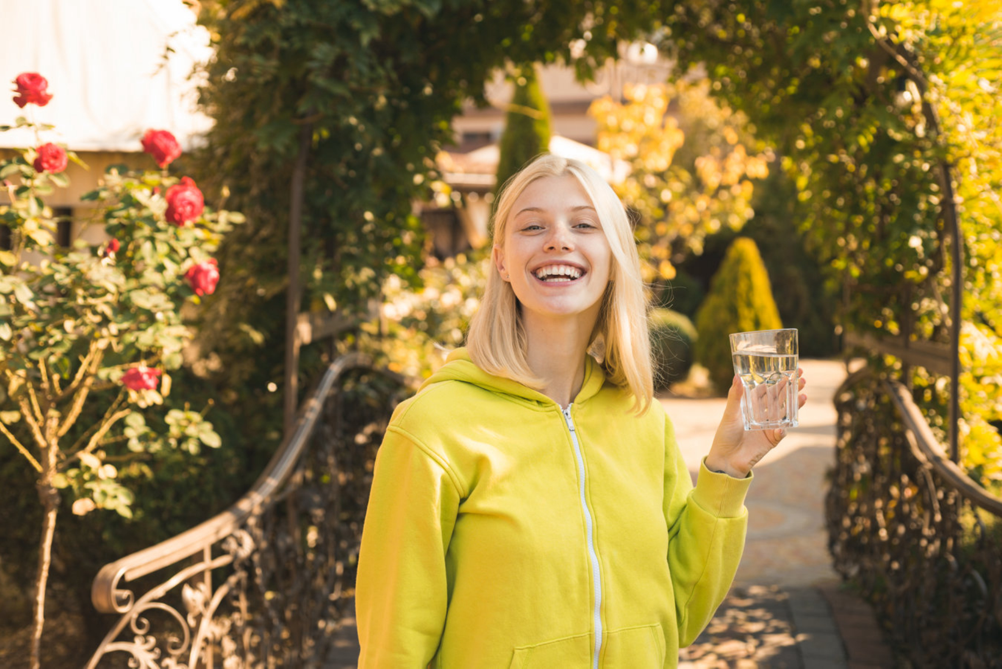 Девушка пьет лечебную воду из стакана. shutterstock.com