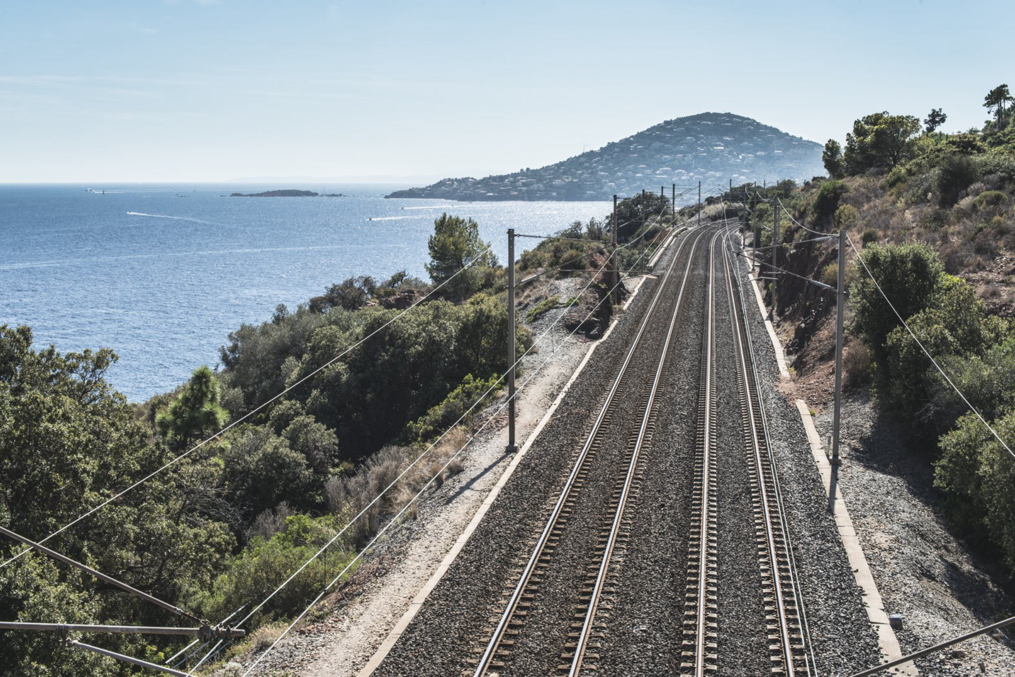 Подъезд к пляжу затруднен - нужно идти по железнодорожным путям или через ручей. Источник: elements.envato.com