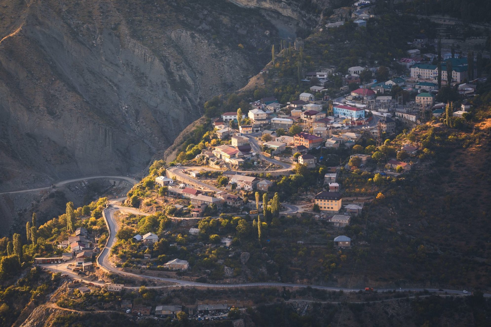Горные дороги в Дагестане – это сложный, но живописный путь Shutterstock.