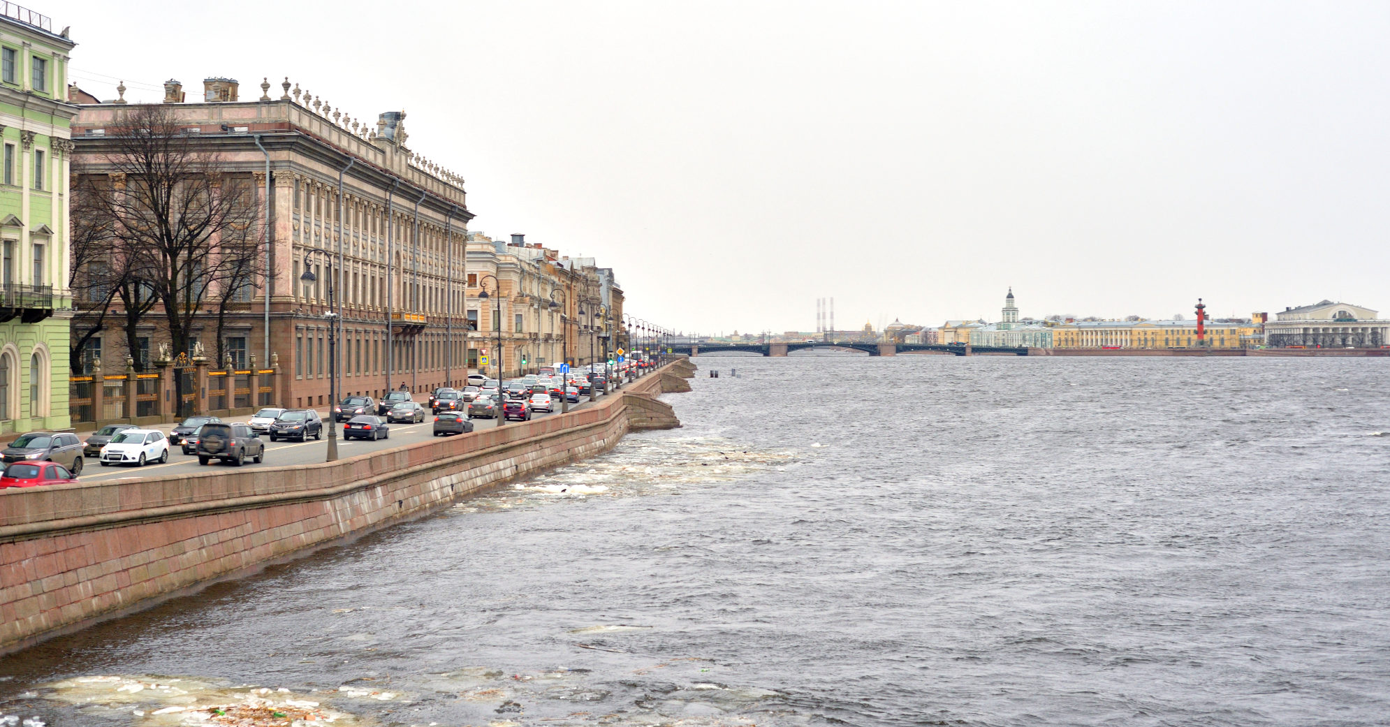 Вид на Мраморный музей и Дворцовую набережную, Санкт-Петербург. Источник: Shutterstock