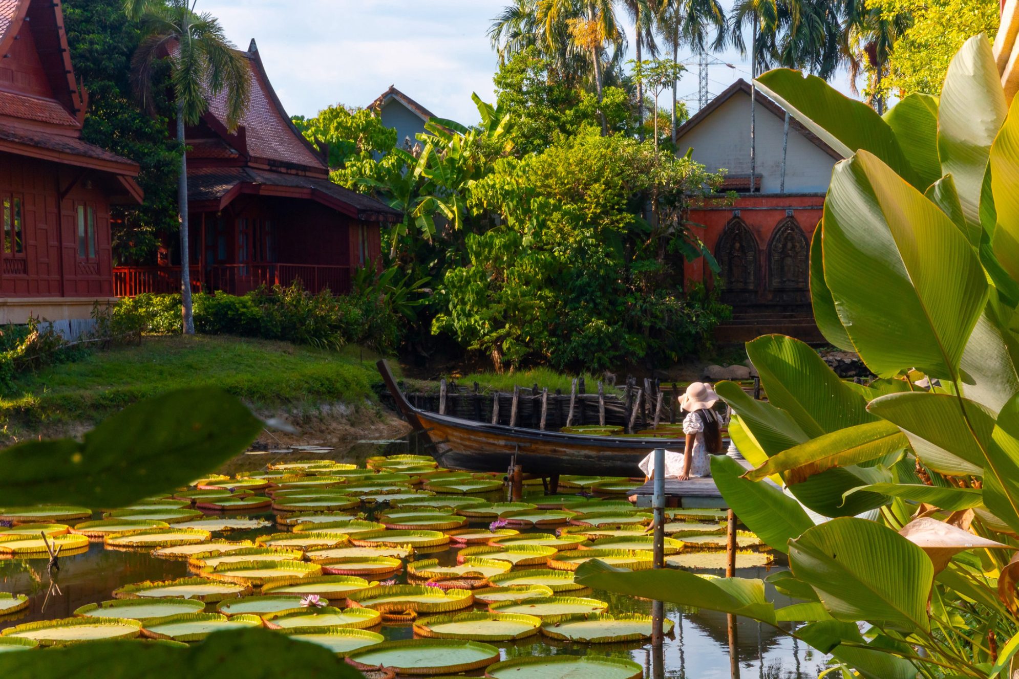 Тайский ландшафт с традиционными лодками и пышной зеленью на Пхукете, Таиланд. Источник: Shutterstock