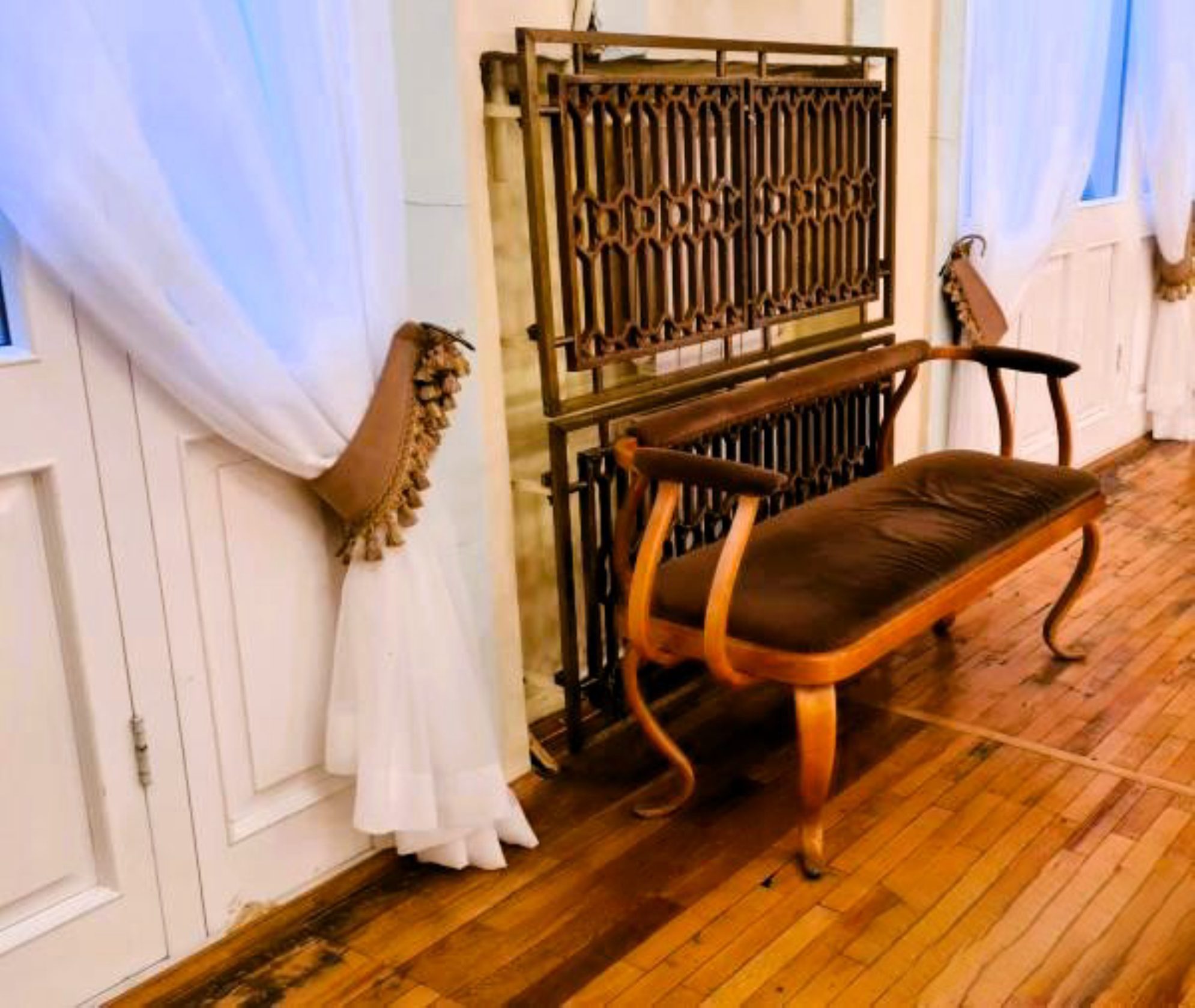 Диванчики в фойе театра.  Автор фото: Л.Федорова