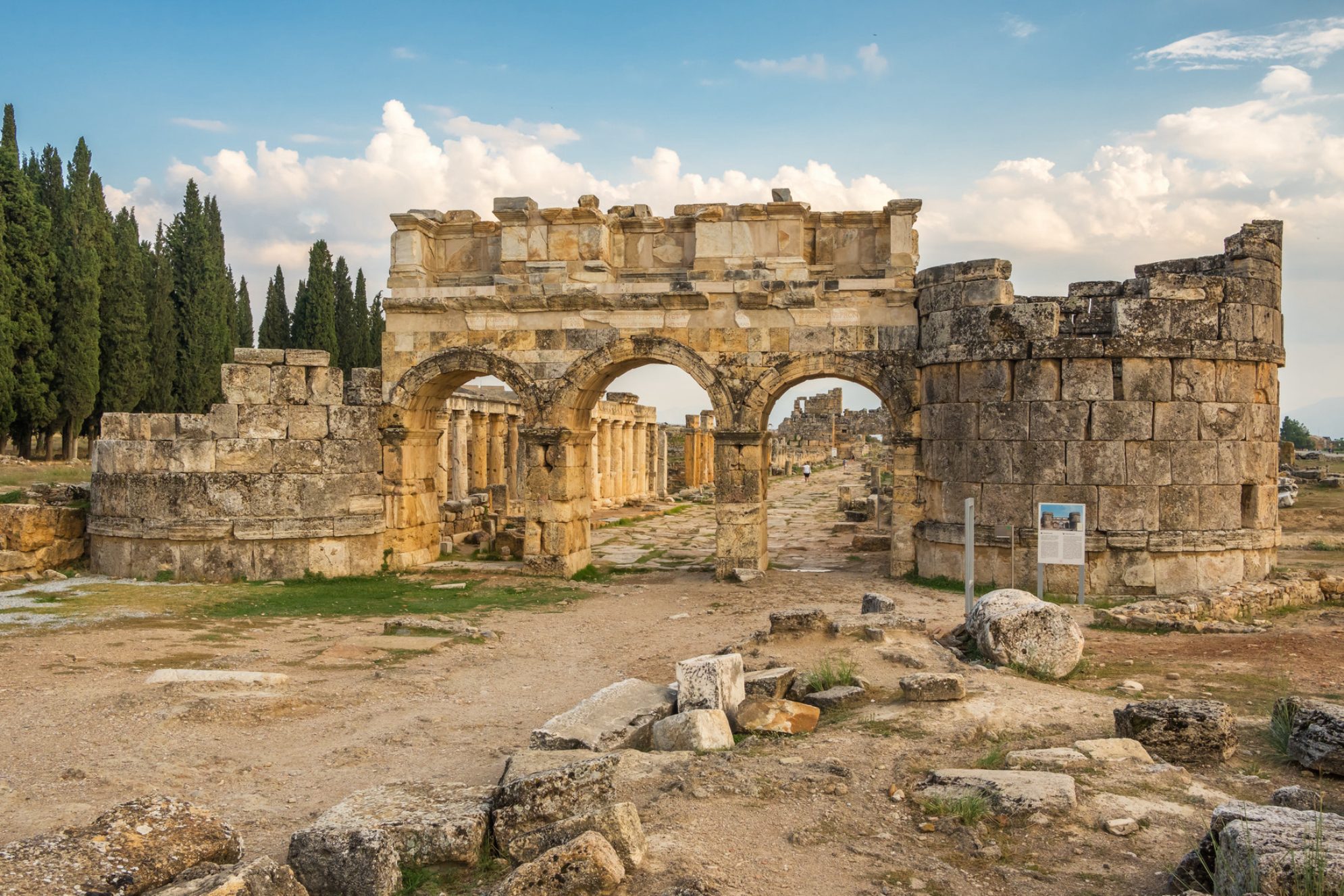 Фасад ворот Домициана в античном городе Иераполис, Памуккале, Турция. Источник: Shutterstock