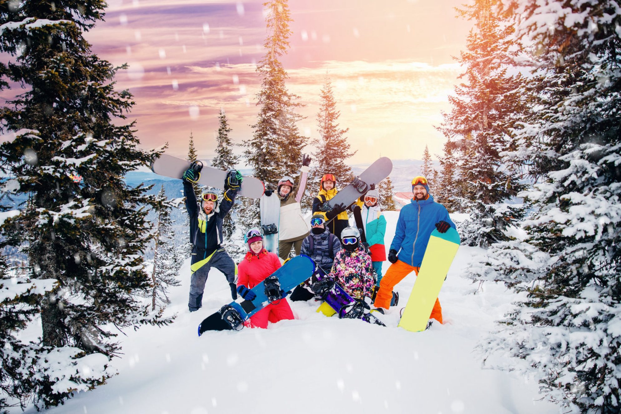 Компания друзей катается на горнолыжном курорте Шерегеш. Shutterstock.com