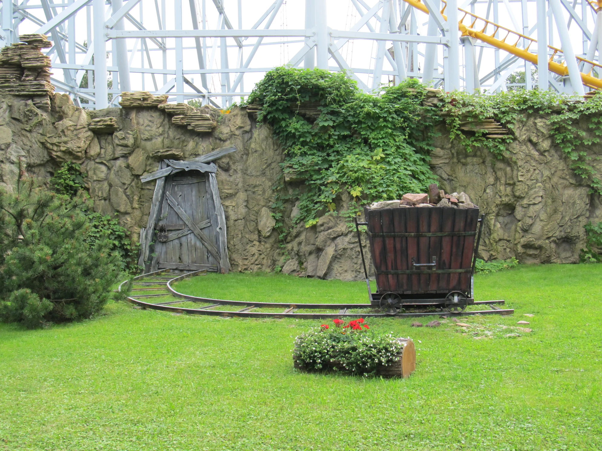 В парке часто встречаются сказочные декорации, необычные скульптуры и яркие конструкции, подходящие для фото.