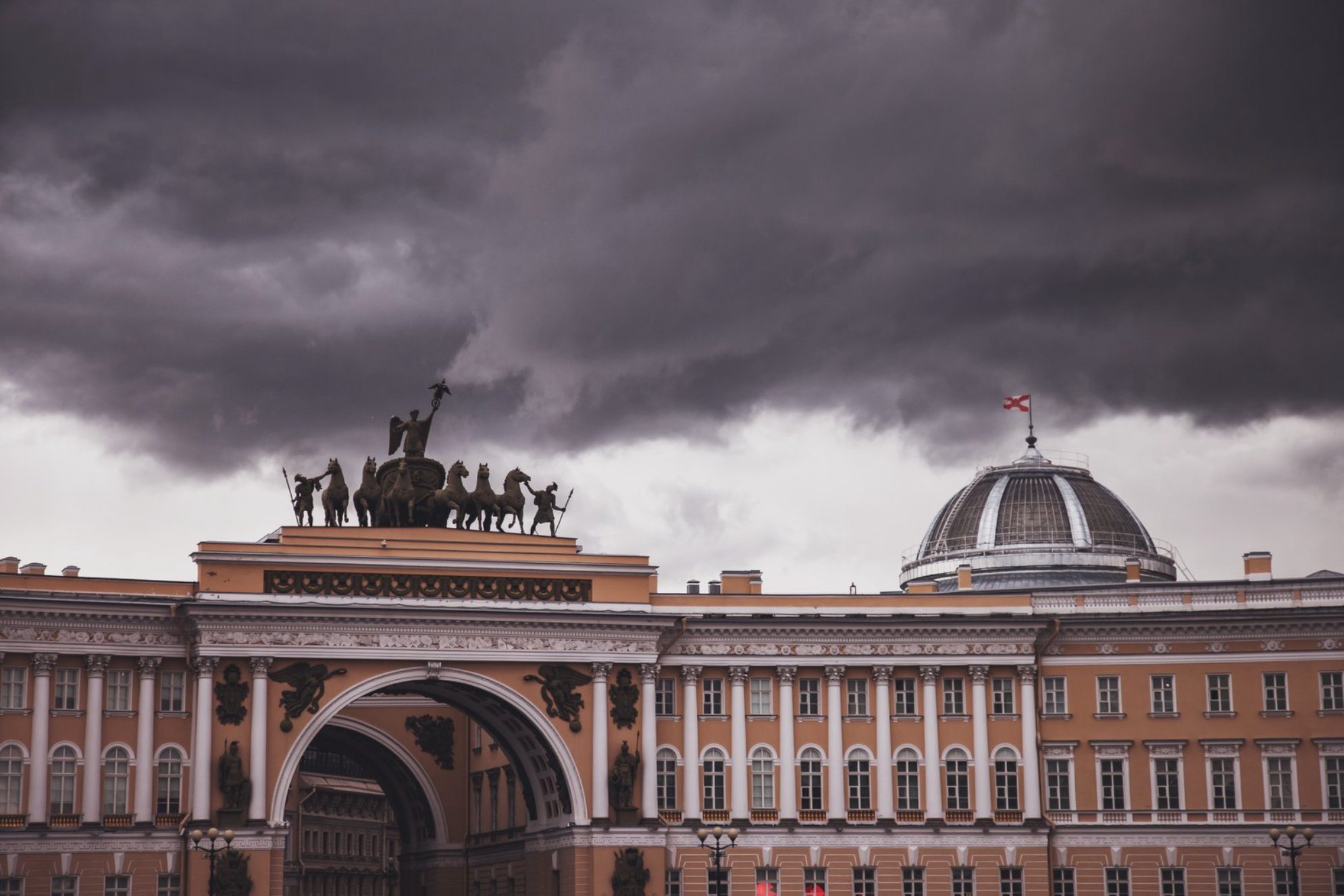 Триумфальная арка Главного штаба на Дворцовой площади elements.envato.com