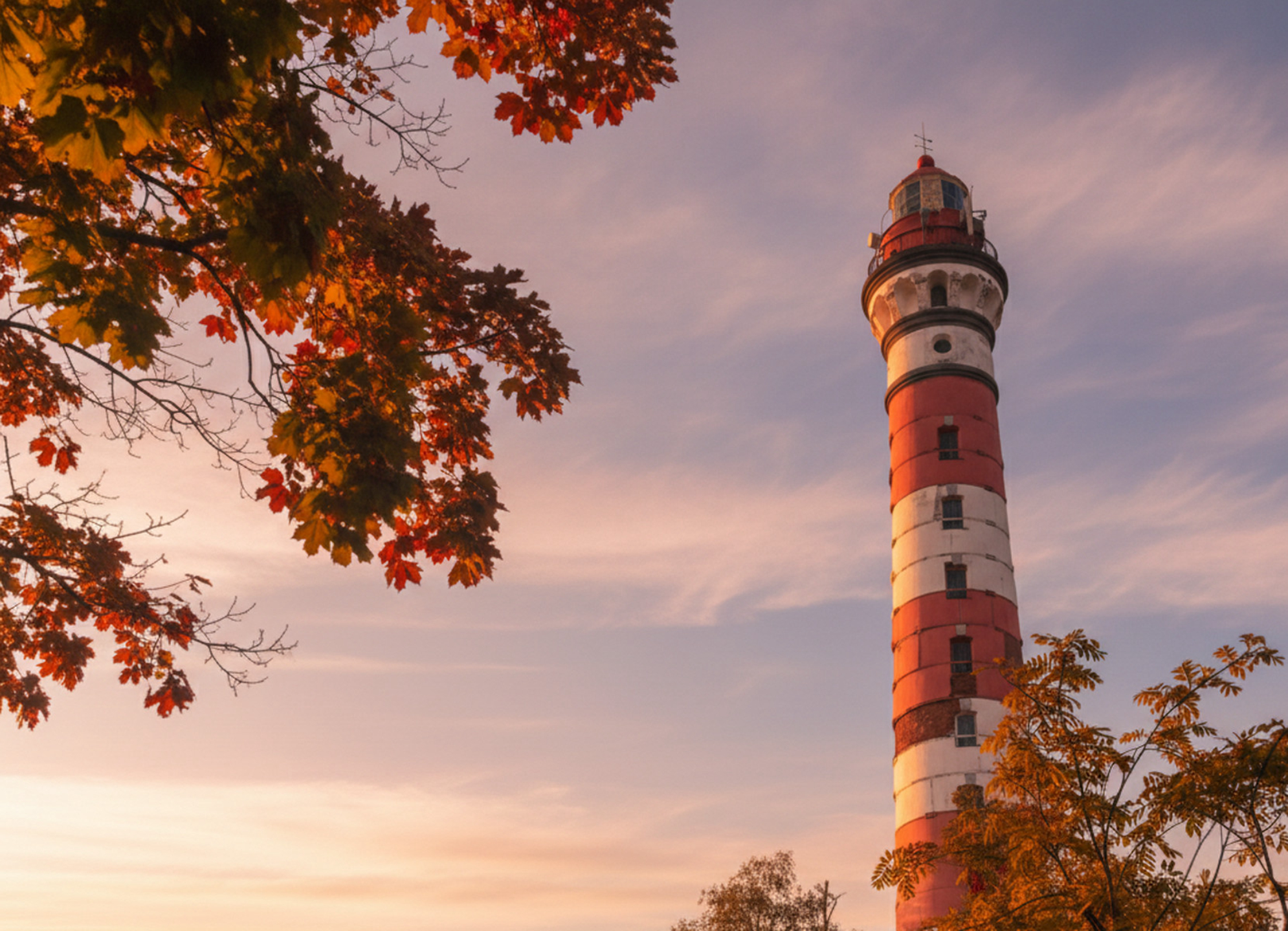 Фото Осиновецкого маяка в лучах осеннего Солнца