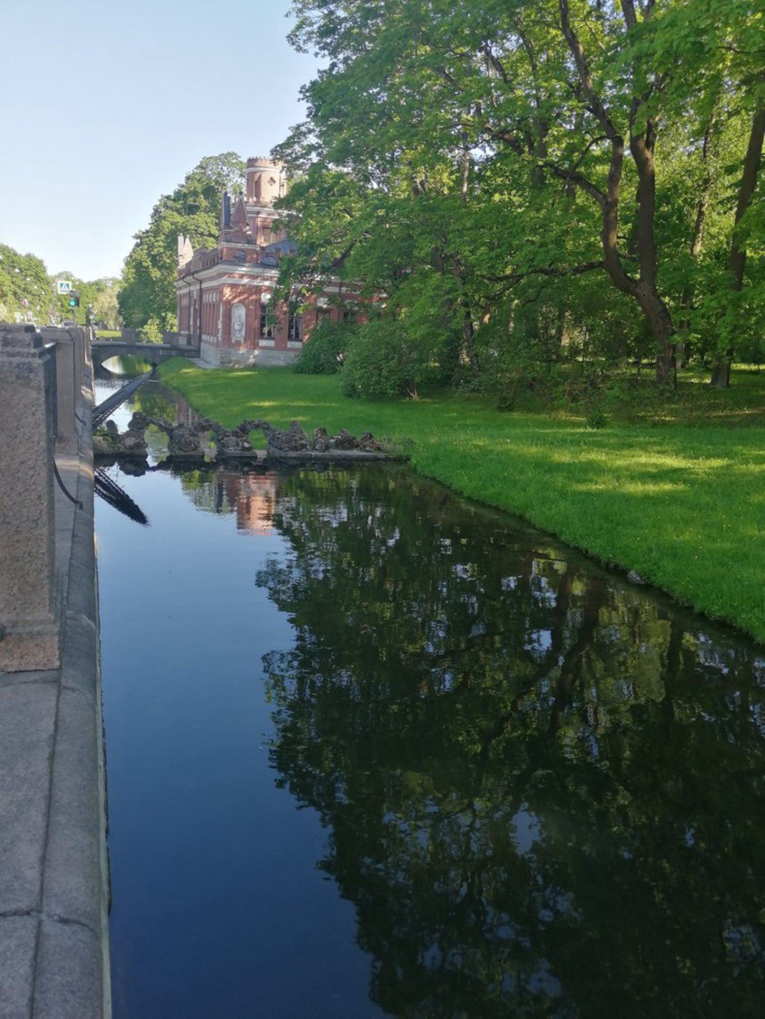 Город Пушкин располагает к неспешным прогулкам. Даже если вы не вышли рядом с достопримечательностями, тут есть что посмотреть. Автор фото: Т.Леднева